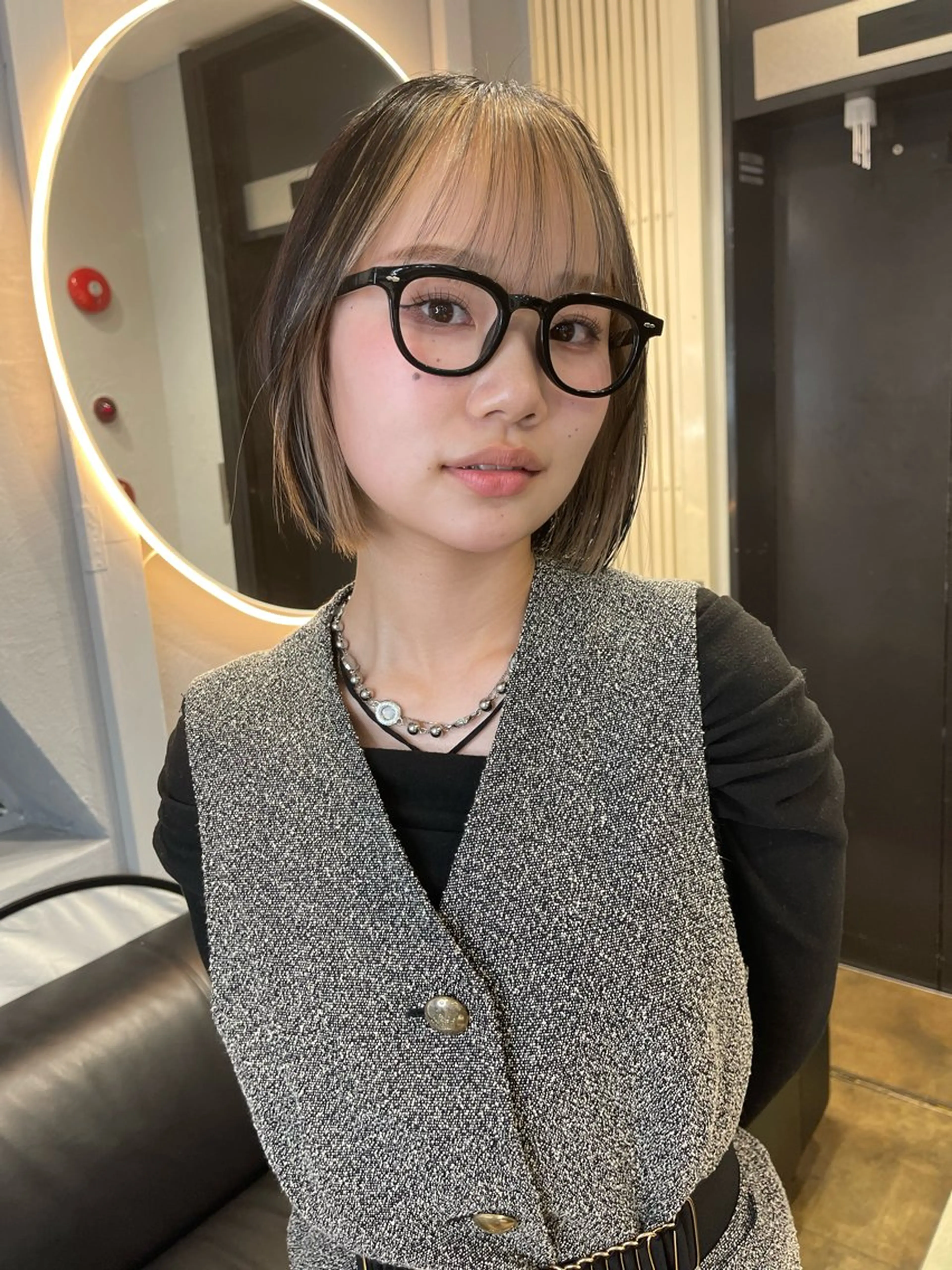 ミディアム カラー ミストバング ベージュカラー ブリーチ ケアブリーチ デザインカラー TATSUブリーチ/ ミルクティーベージュのヘアスタイル