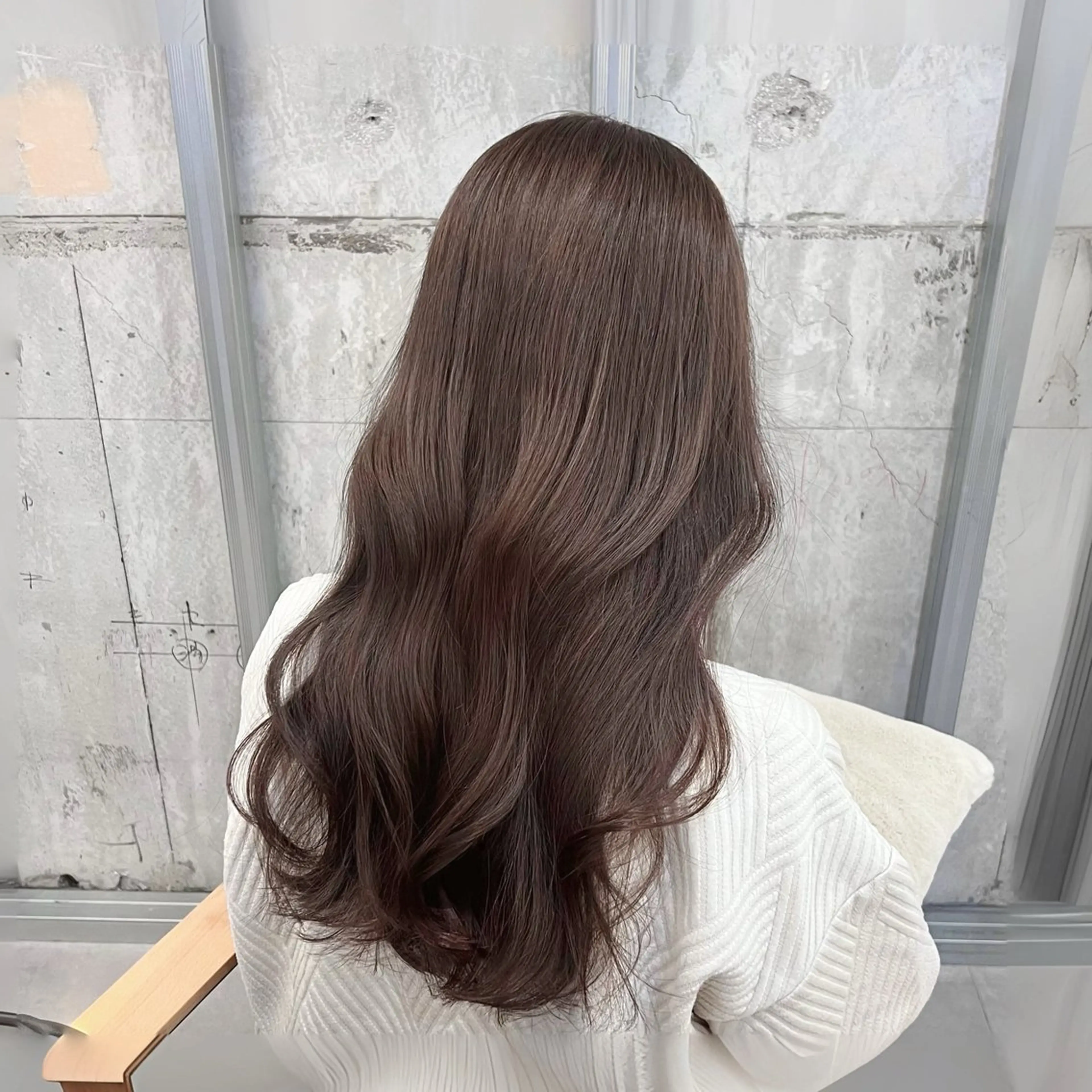 ロング カラー パーマ アッシュ アッシュグレー アッシュグレージュ ベージュカラー 黒髪 ヘアカラー トリートメント akira｜ 透明感ベージュ｜梅田のヘアスタイル