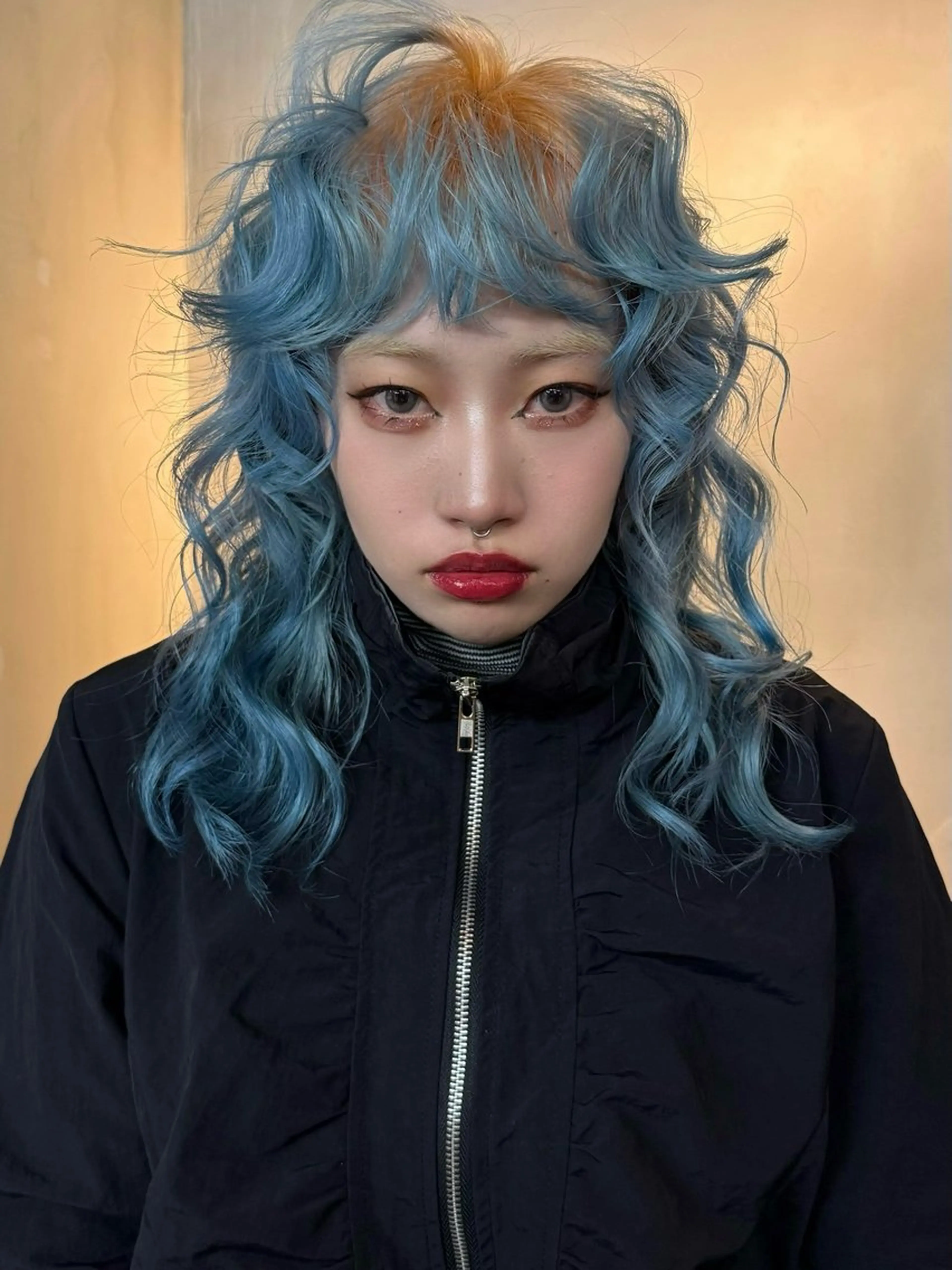 ミディアム カラー イツク ⚡️ ルーツ/ハイトーンのヘアスタイル