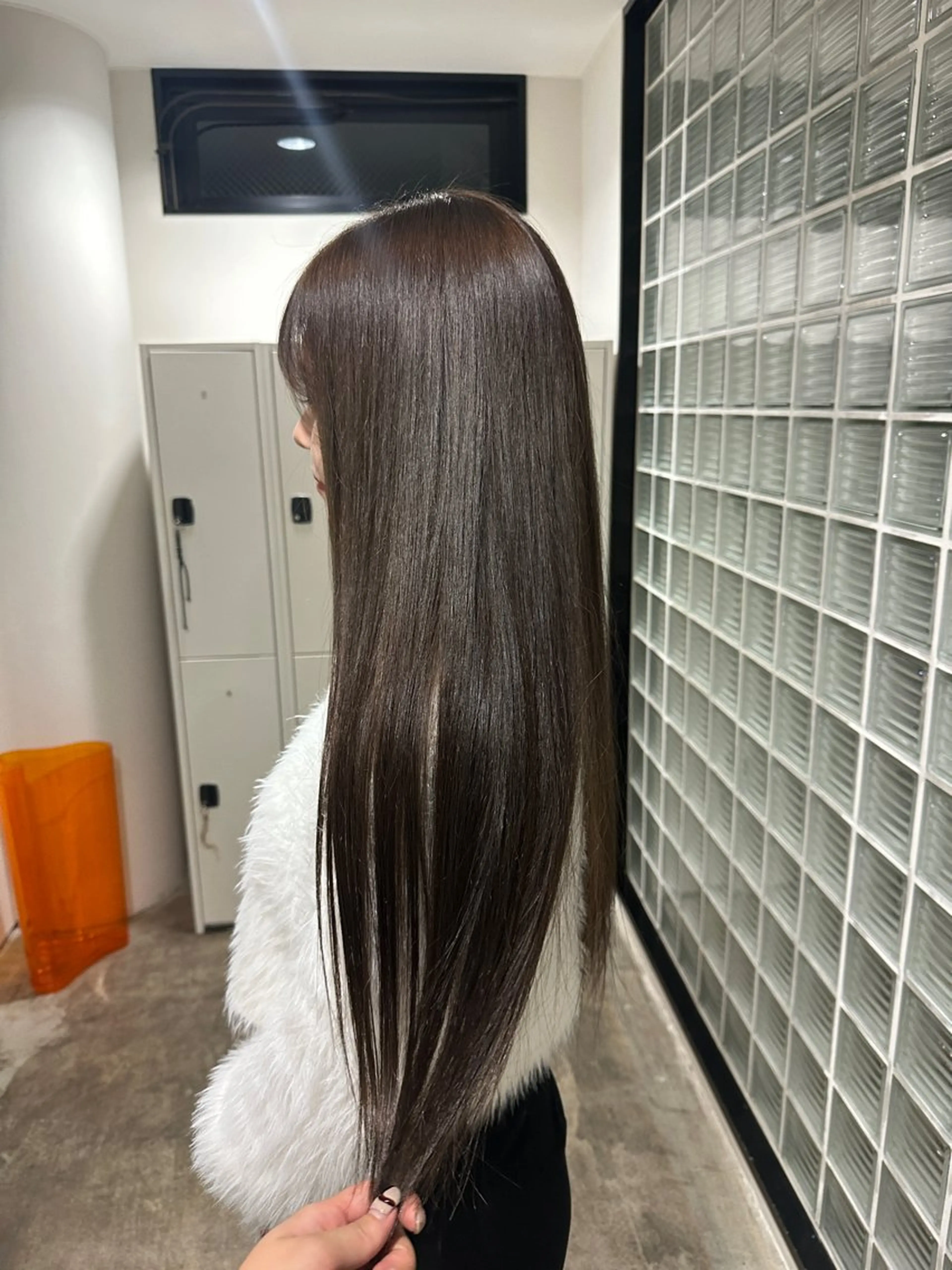 カラー グレージュ アイスグレージュ 透明感カラー/顔周り レイヤー/髪質改善のヘアスタイル