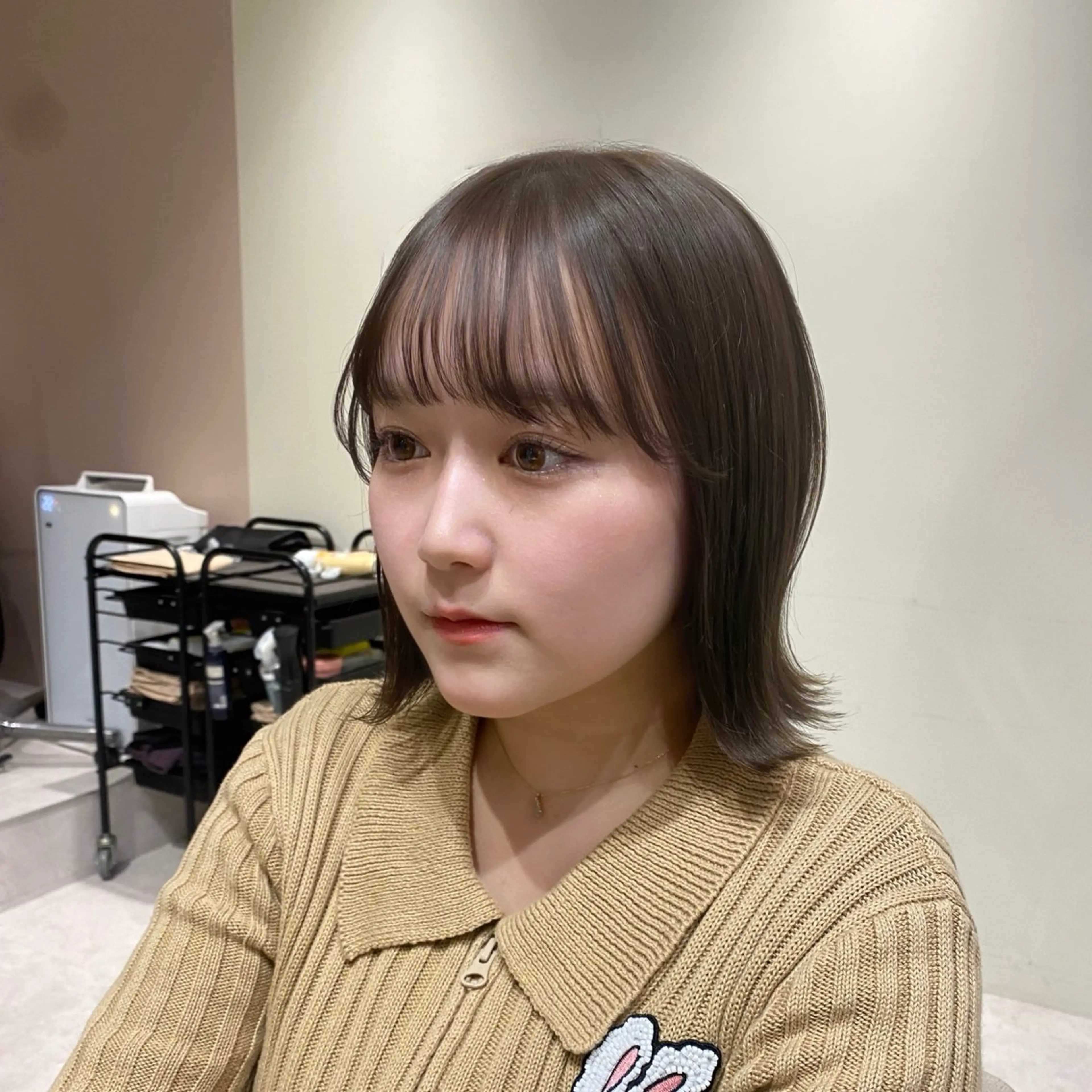 ショート カラー ベージュカラー ボブ 外ハネヘア カット ヘアカラー トリートメント 透明感カラー🌿 グレージュ🐺陽介のヘアスタイル