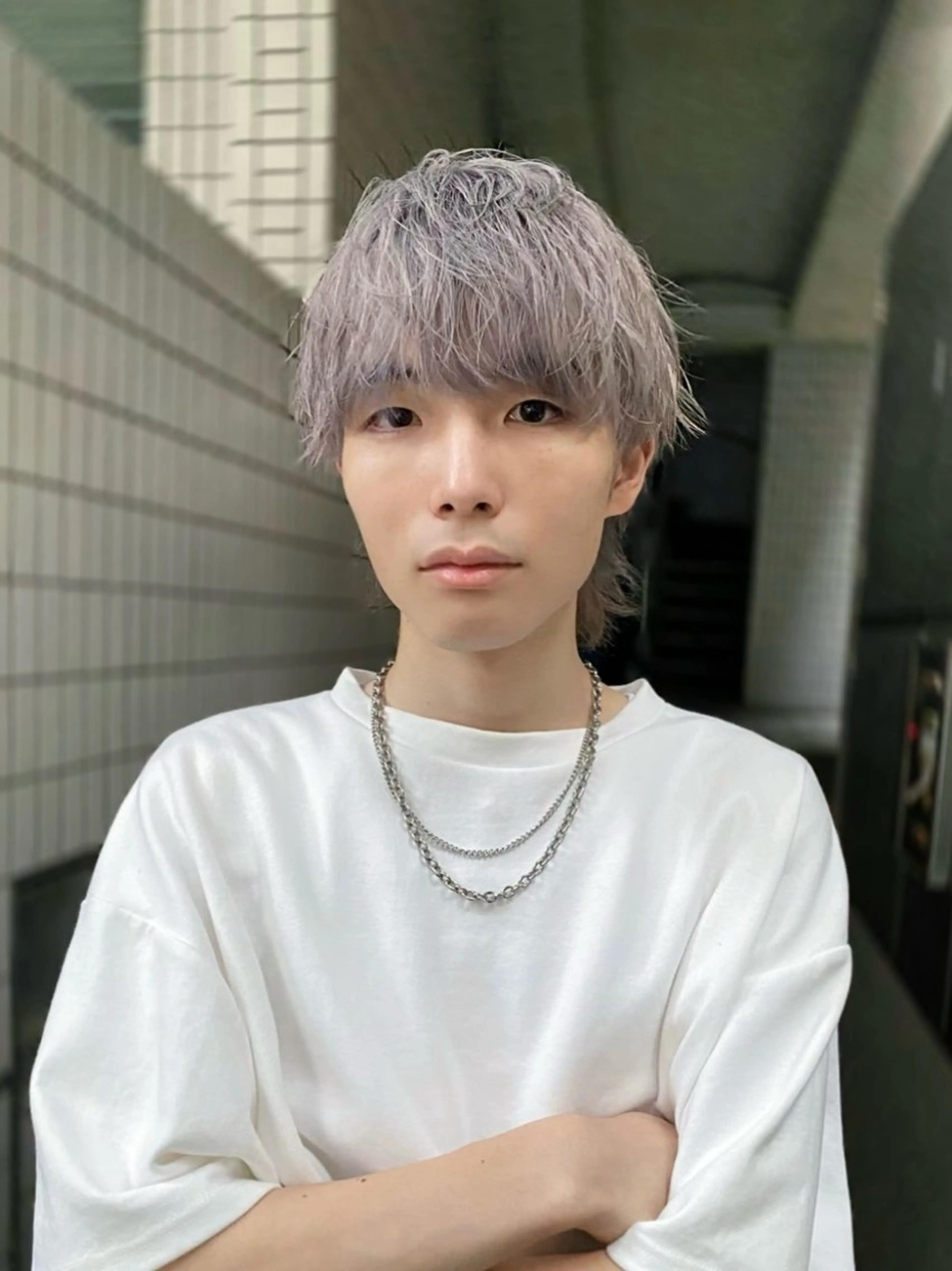 ショート カラー メンズ メンズブリーチ センターパート フェザーパーマ メンズハイトーン メンズ韓国風 カット ヘアカラー トリートメント retouch by fifth銀座店所属・安藤幹人 メンズパーマのヘアスタイル