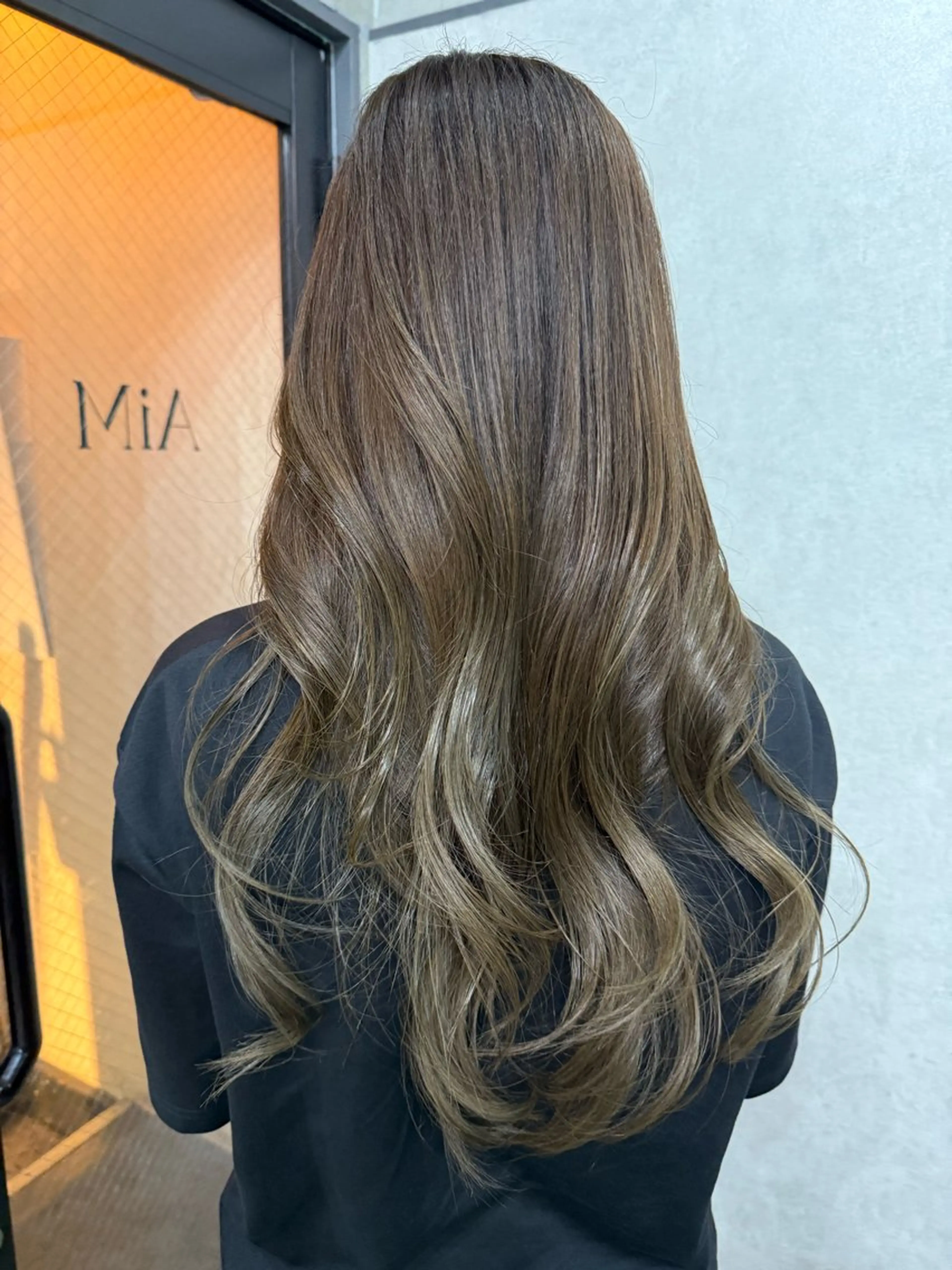ロング カラー ベージュカラー オリーブベージュ AIRI layer cut hairのヘアスタイル