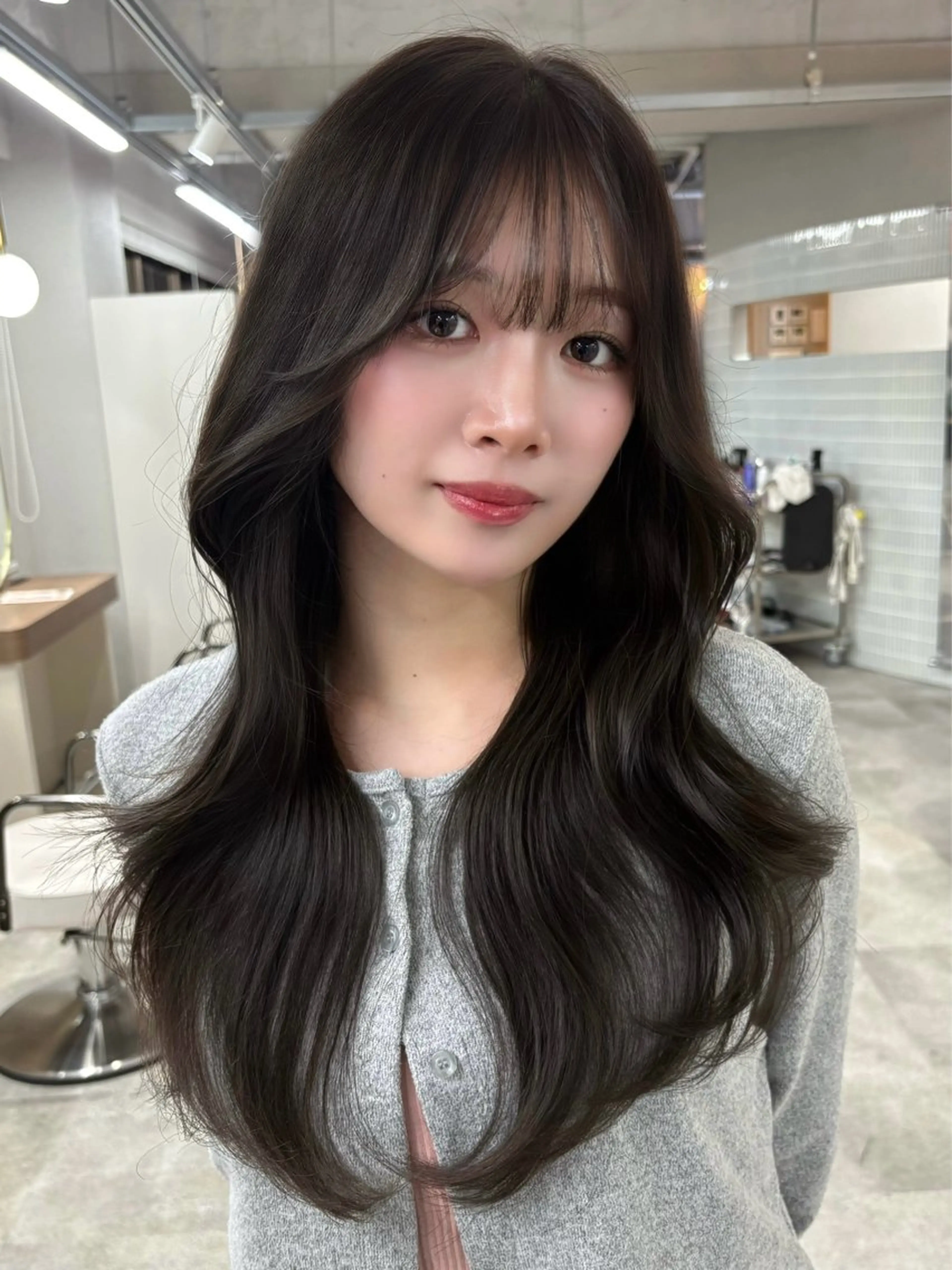 ロング チョコレートブラウン くびれヘア 卒業式のヘアスタイル 学生 韓国風ヘア ヘアカラー トリートメント SeiRa☪️ 艶髪 / 透明感のヘアスタイル