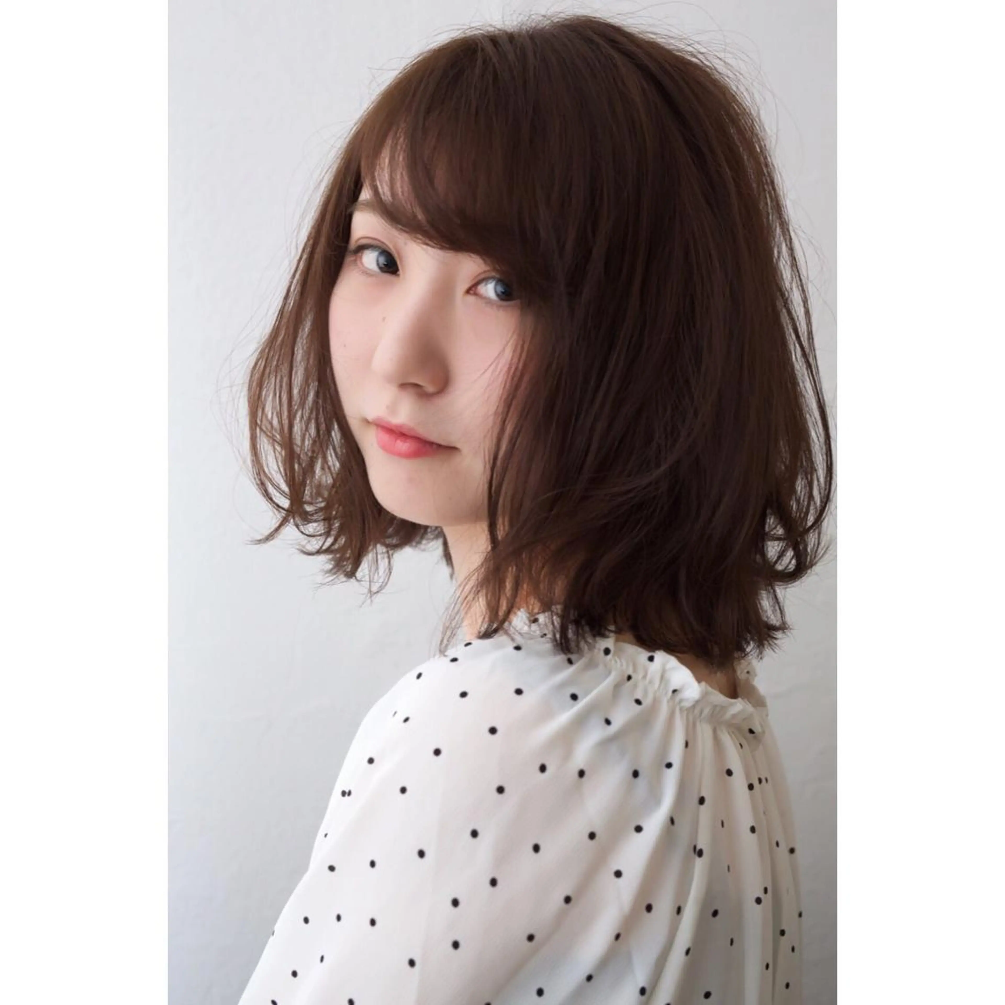 ミディアム カラー fio マナミのヘアスタイル