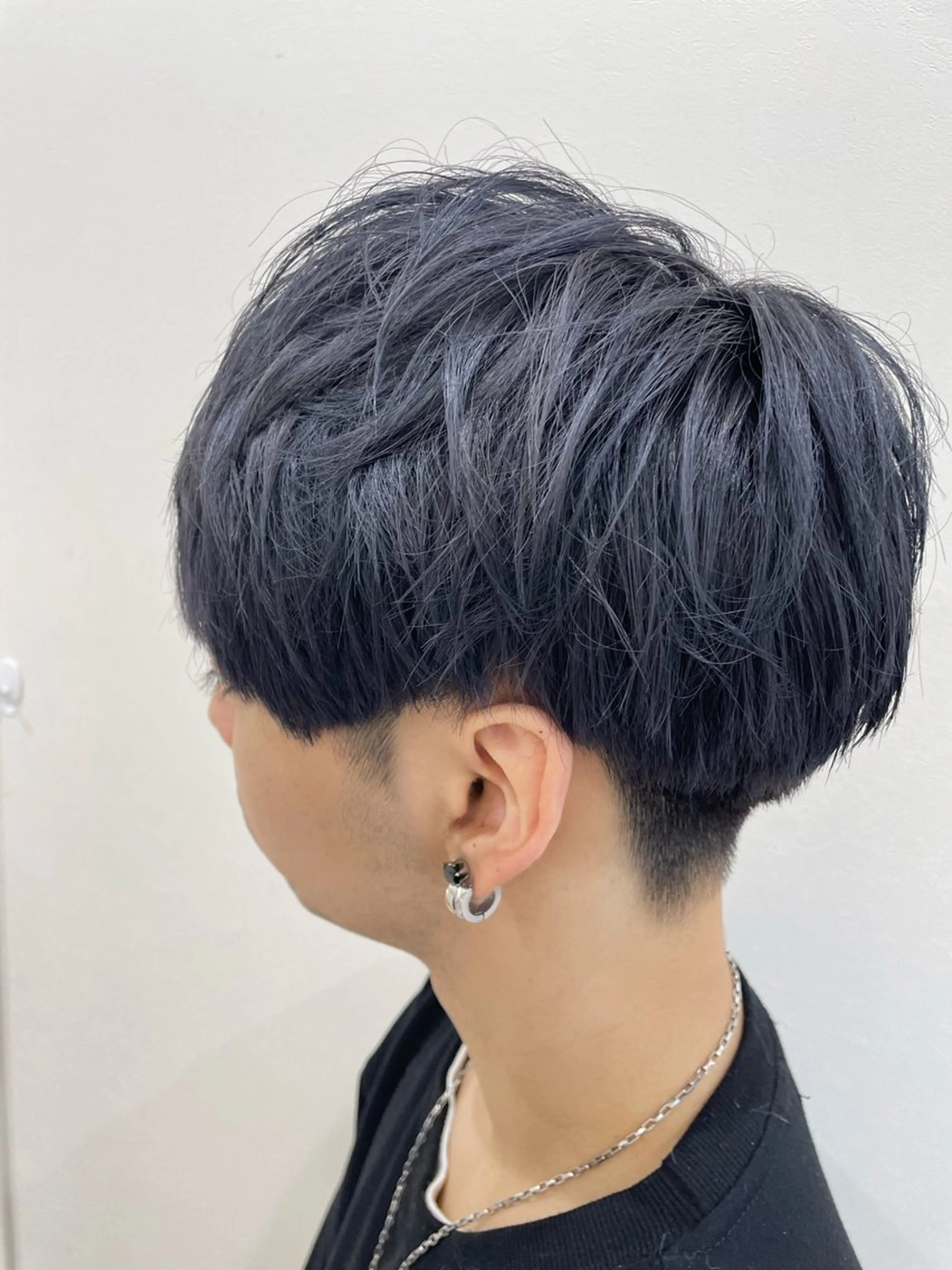 ミディアム カラー メンズ メンズブリーチ 黒髪 ブリーチ ブルーカラー ブルーブラック 清野 京介のヘアスタイル