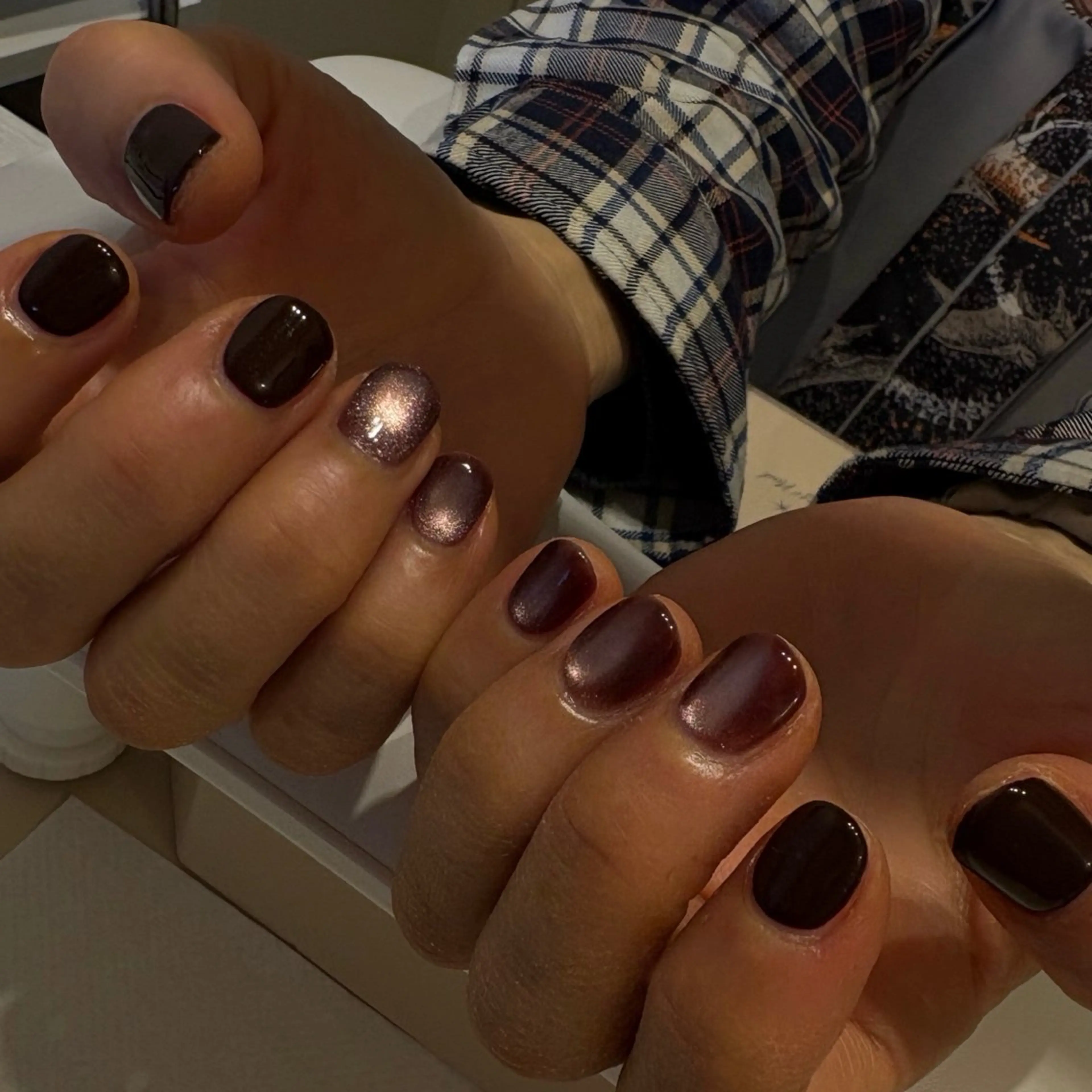 ネイル ボルドー マグネットネイル ワンカラーネイル 赤色 ショートネイル ハンドネイル amuse ニュアンス/個性派のネイルデザイン