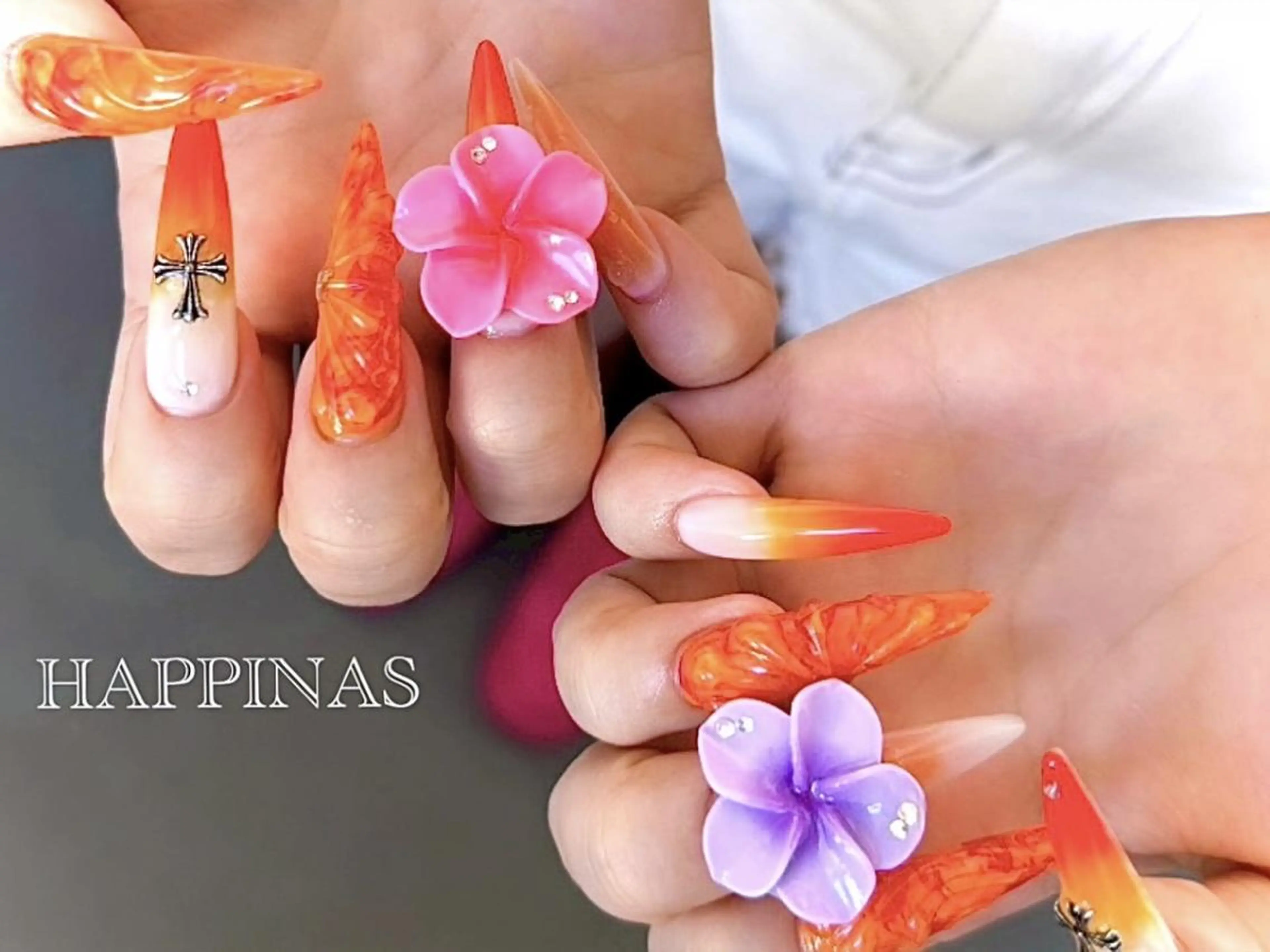 ネイル グラデーション 赤色 スカルプネイル 夏ネイル ハンドネイル HAPPINAS ののかのネイルデザイン