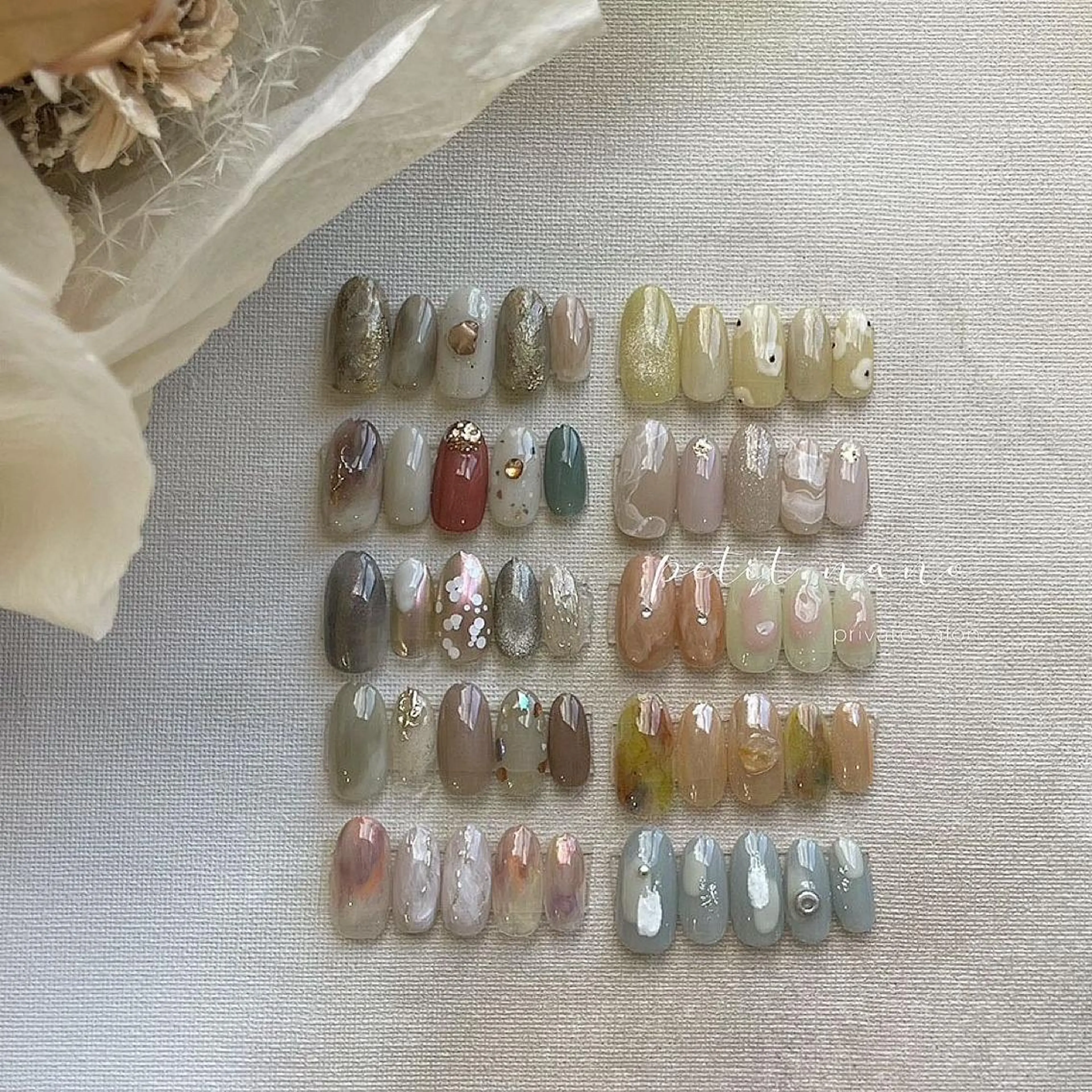 ネイル ジェルネイル ゴールド 卒業式 韓国ネイル マグネットネイル ハンドネイル nail◯ petitnanoのネイルデザイン