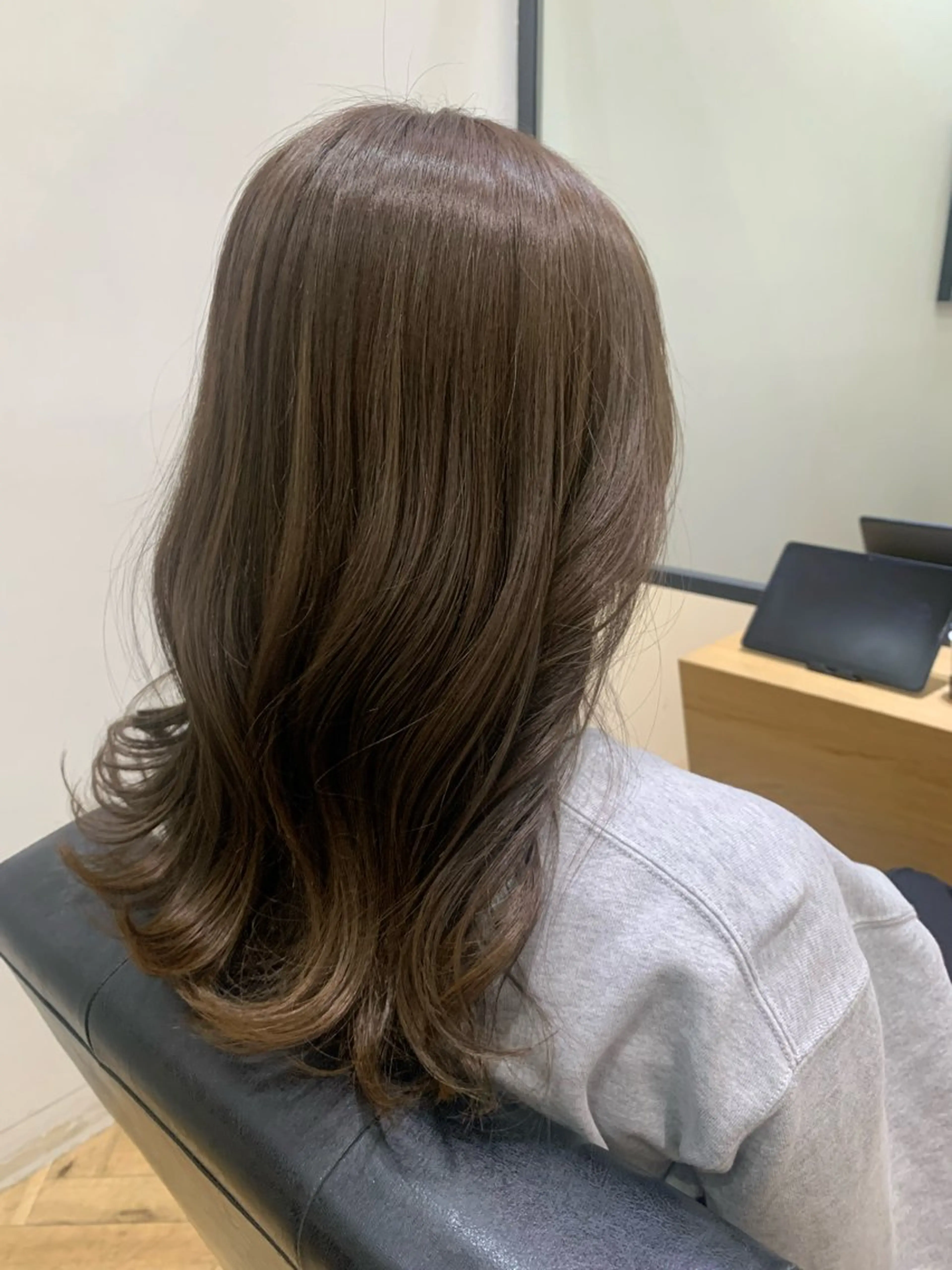 セミロング カラー 透明感カラー グレージュ モカグレージュ 大人ヘア✨髪質改善 ✨艶髪＊今泉のヘアスタイル