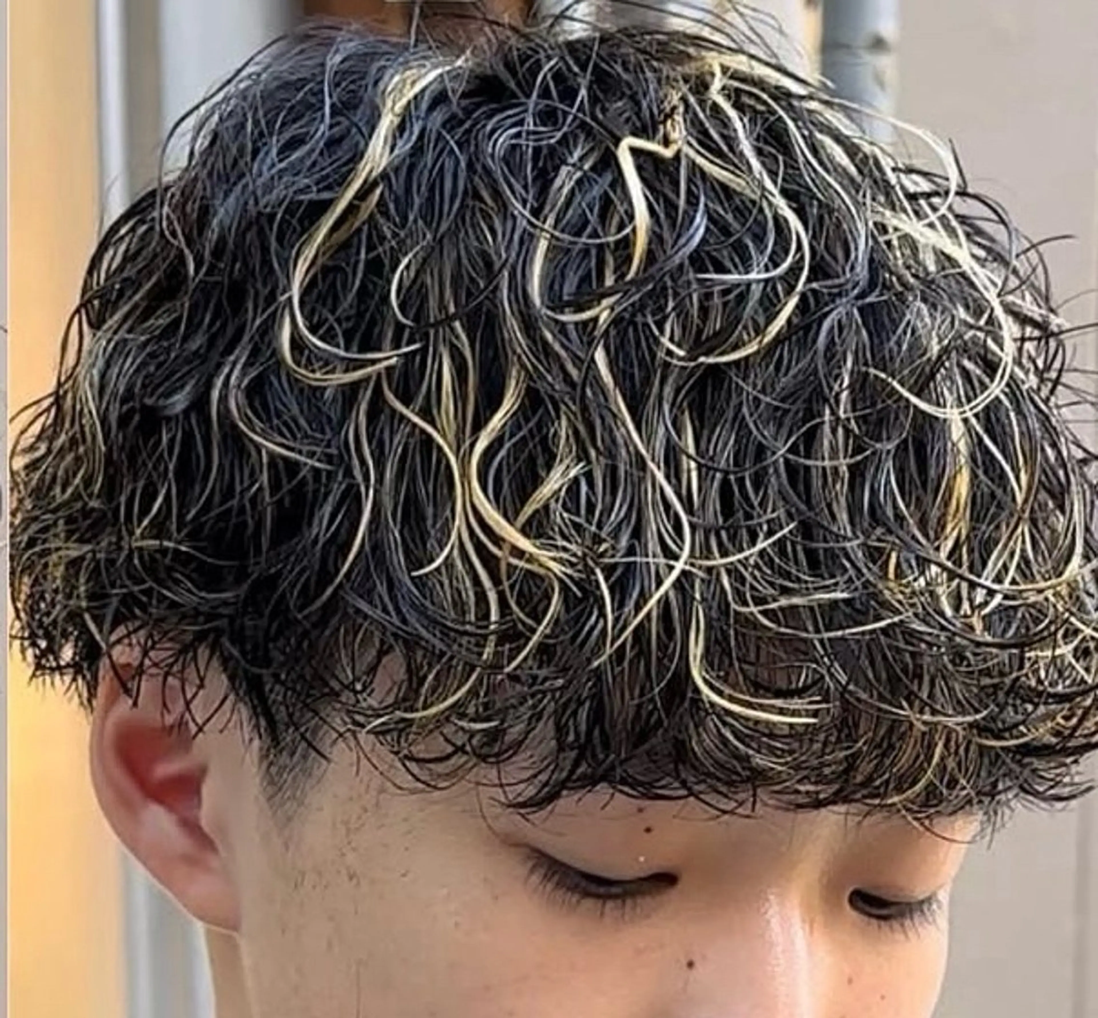 men'sカット+金メッシュ＋パーマの写真