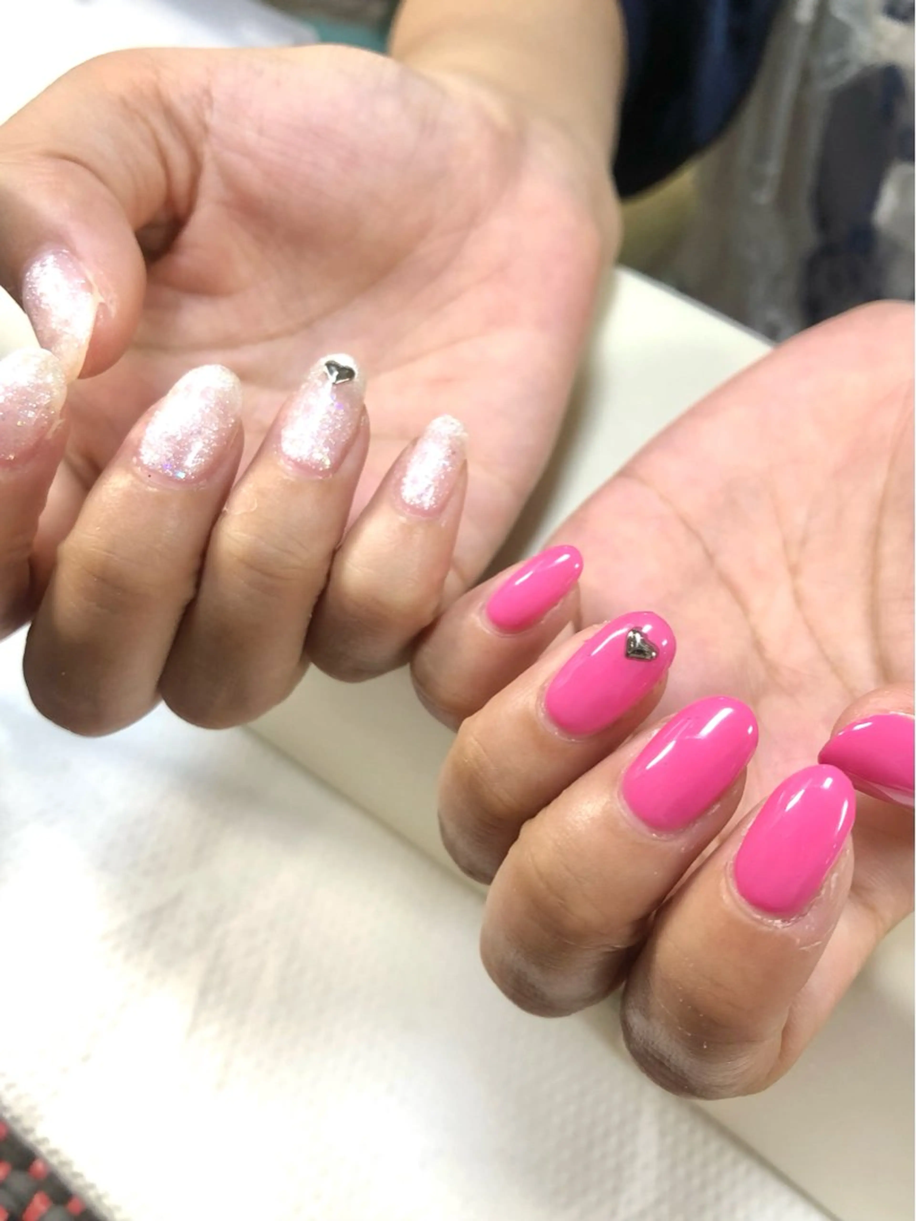 ネイル キラキラネイル ピンク シンプルネイル ホワイト ハンドネイル salon *meehoのネイルデザイン