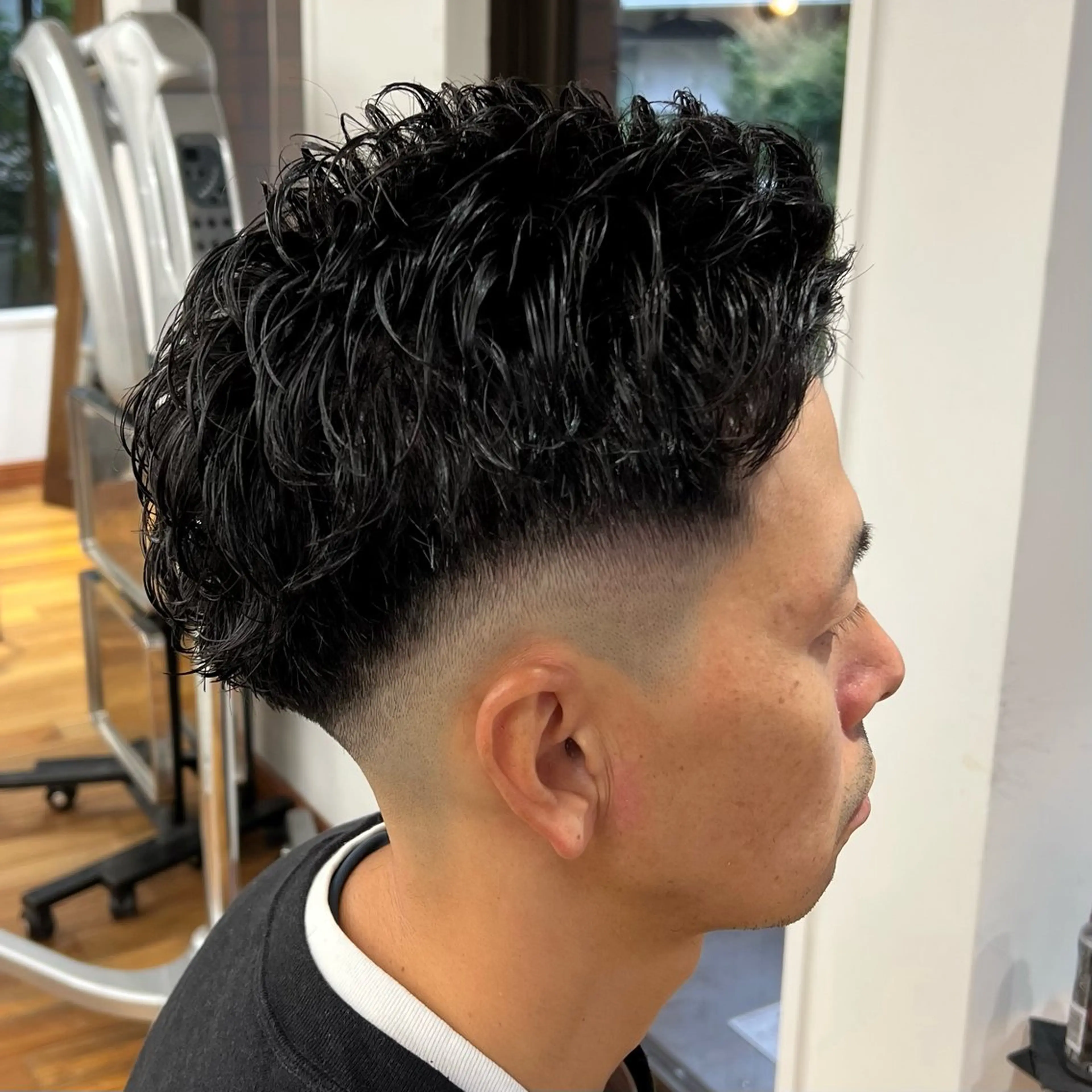 ショート パーマ メンズ フェードカット メンズパーマ スキンフェード カット パーマ メンズカット✂️ スキンフェード伊藤陸のヘアスタイル