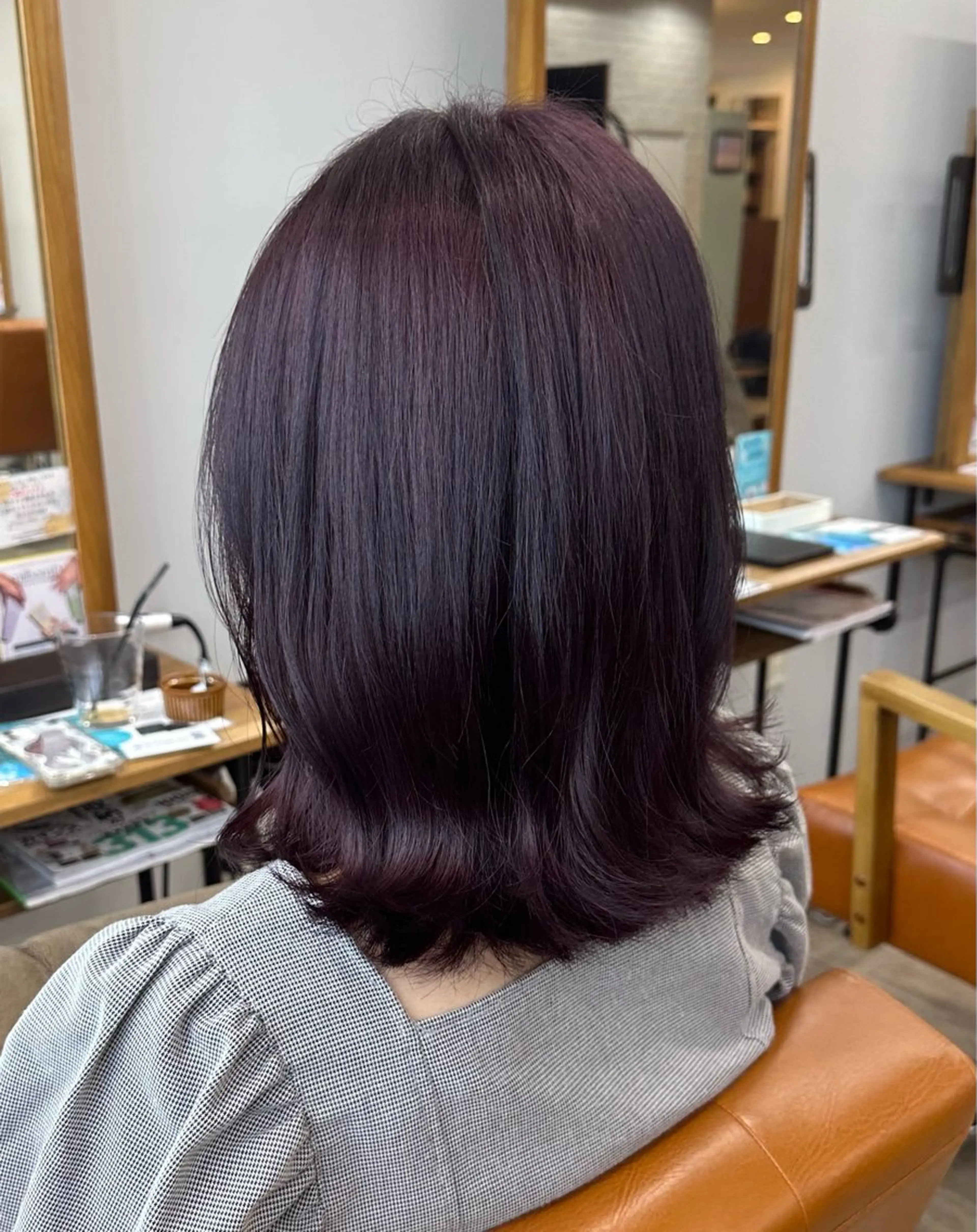 ミディアム カラー カシス パープルカラー COCO .のヘアスタイル