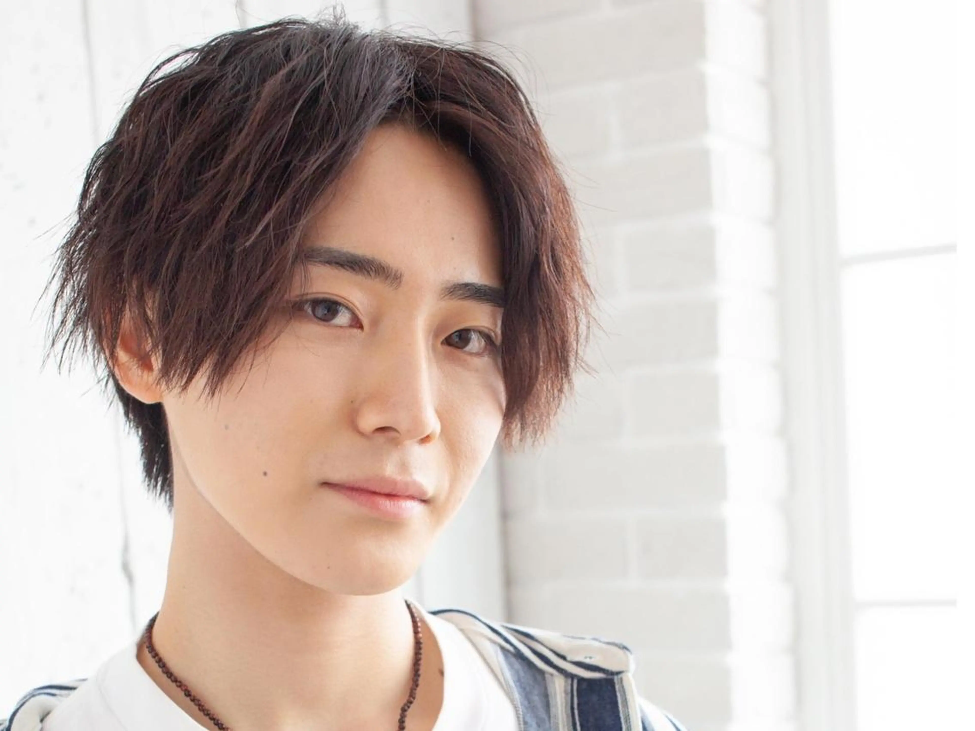 カラー メンズ 渡部凌我 小顔ウルフ ハイトーンカラーのヘアスタイル