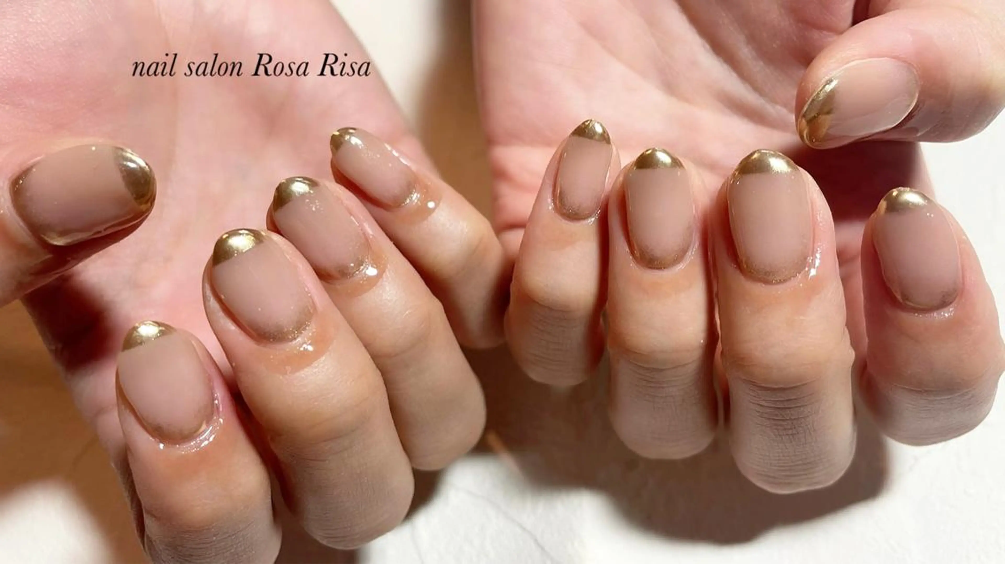 ミディアム ネイル フレンチネイル ゴールド グラデーション ネイルスタジオ シェイクユアハンズのネイルデザイン