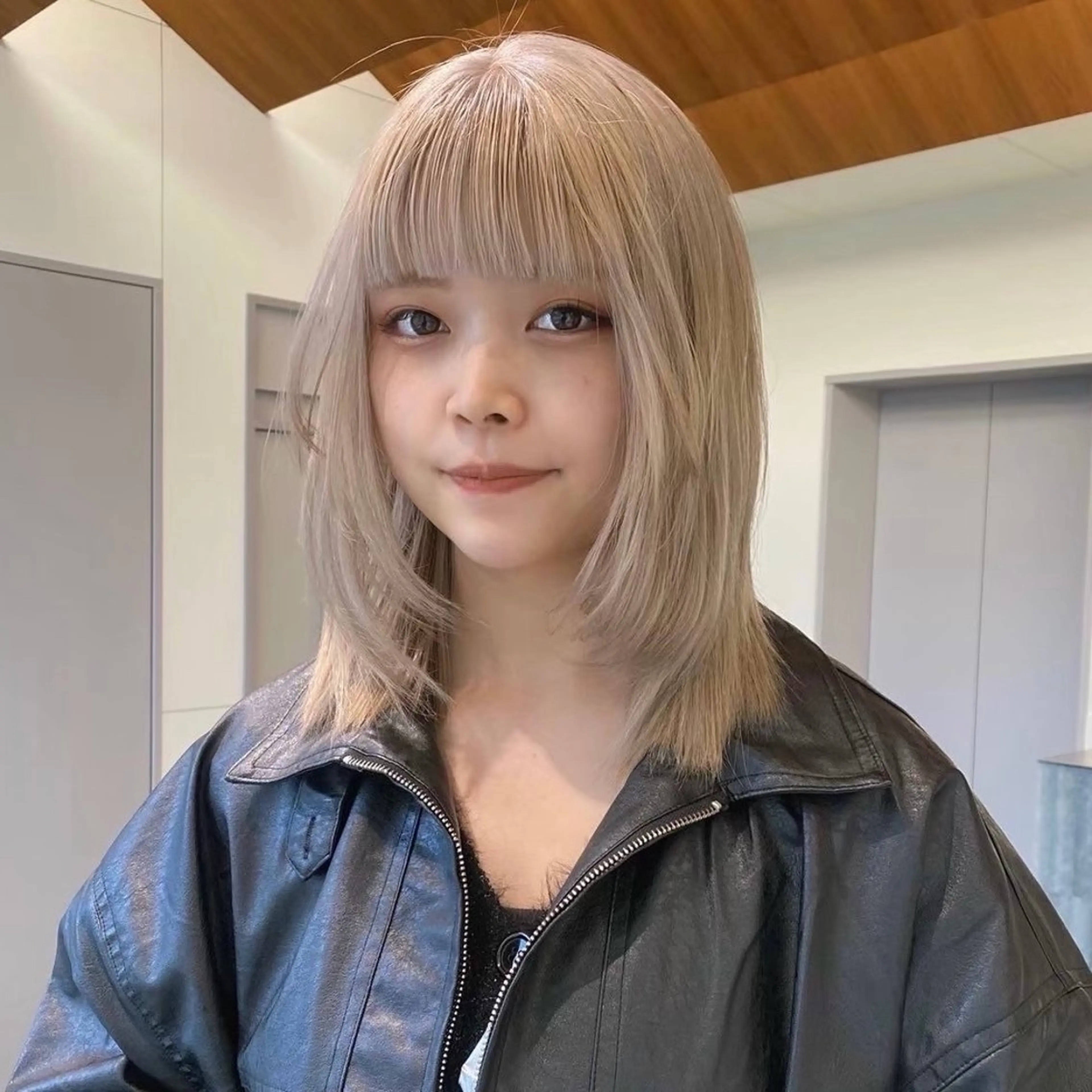 セミロング カラー ベージュカラー ブリーチ 透明感カラー ダブルカラー ホワイトベージュ カット ヘアカラー トリートメント 高発色ブリーチ/ ハイレイヤー🪽aiのヘアスタイル