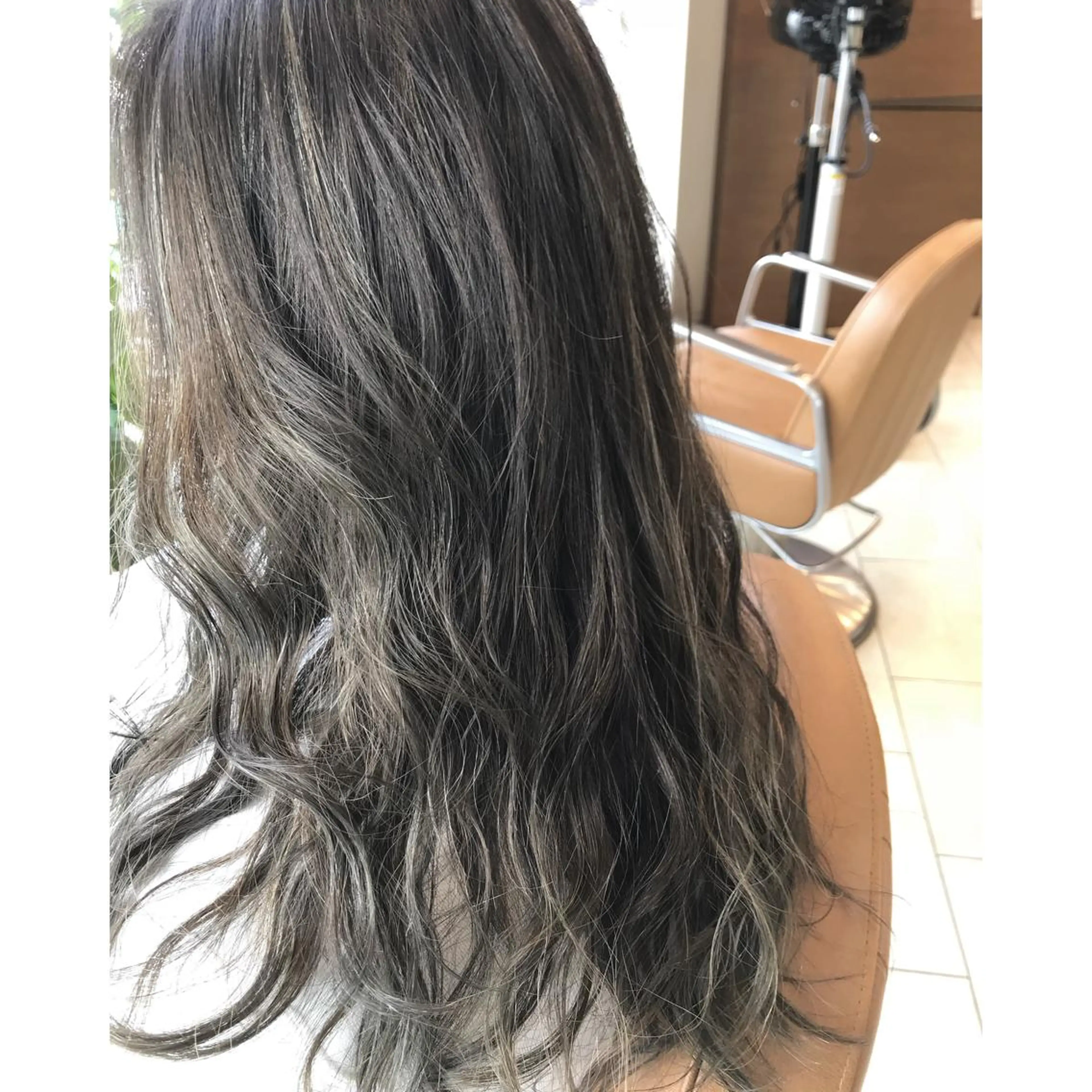 ロング カラー ブリーチ ハイライトカラー ハイライト トリートメント 坂西 春果のマツエク・マツパデザイン