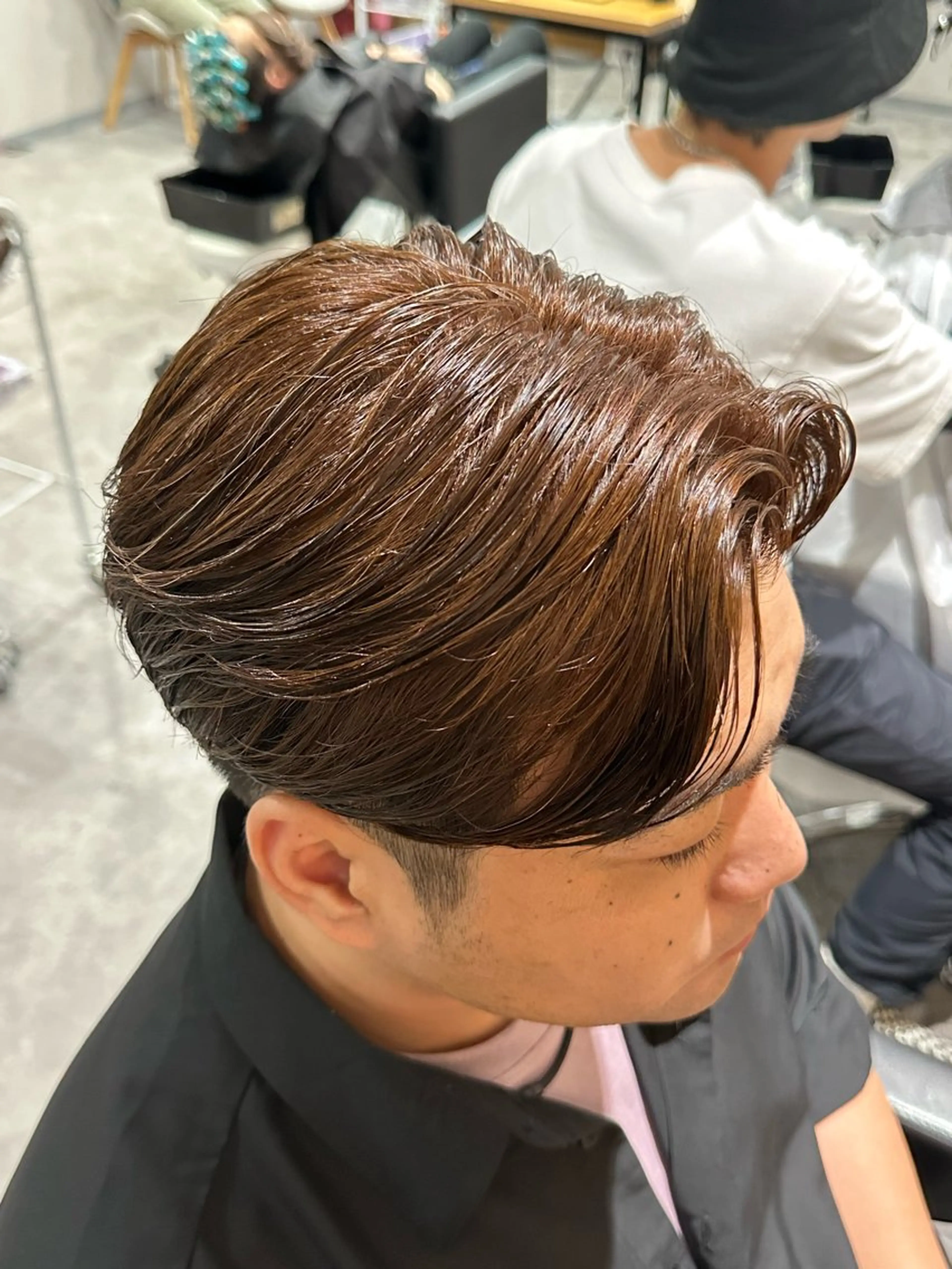 ミディアム カラー ヘアアレンジ メンズ センターパート ブラウンカラー カット ヘアカラー メンズNo.1美容師 Coshoのヘアスタイル