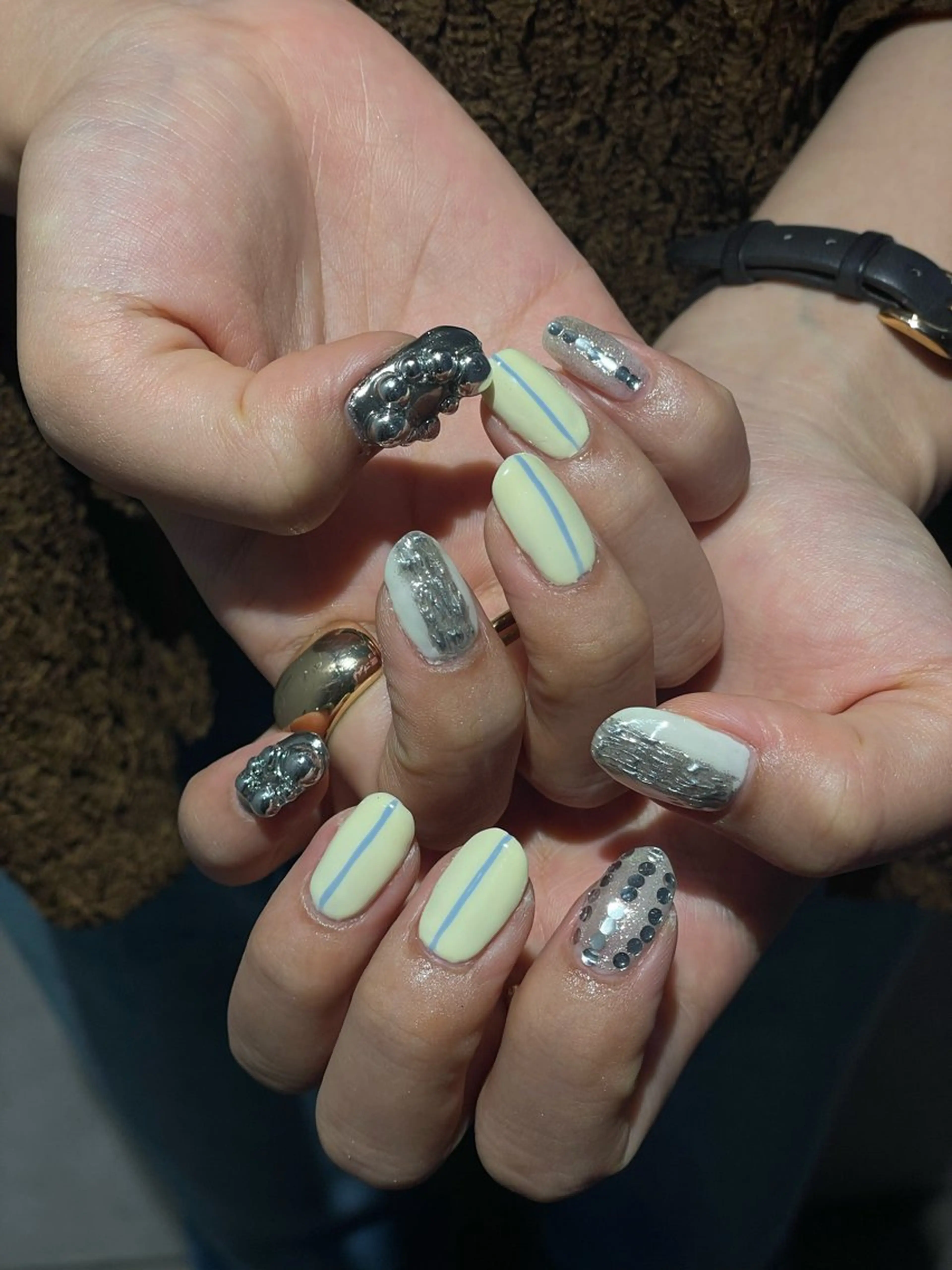 ネイル シルバー 黄色 ハンドネイル ナチュラル透明感🌱 小山美樹子のヘアスタイル