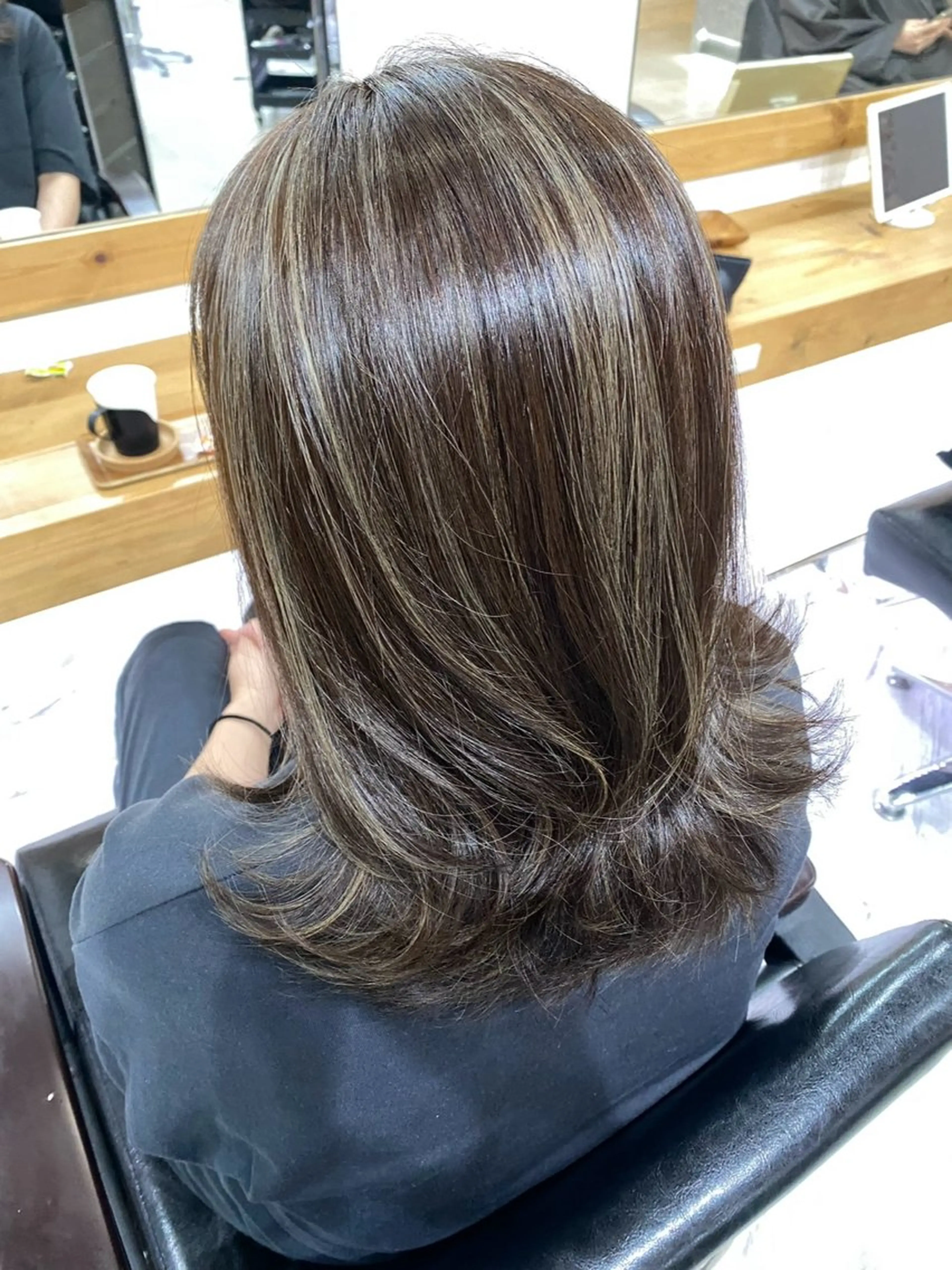 ミディアム カラー ハイライトカラー ハイライト レイヤーカット カット ヘアカラー IwAsh二俣川所属・IwAsh✄﻿ アオイのヘアスタイル