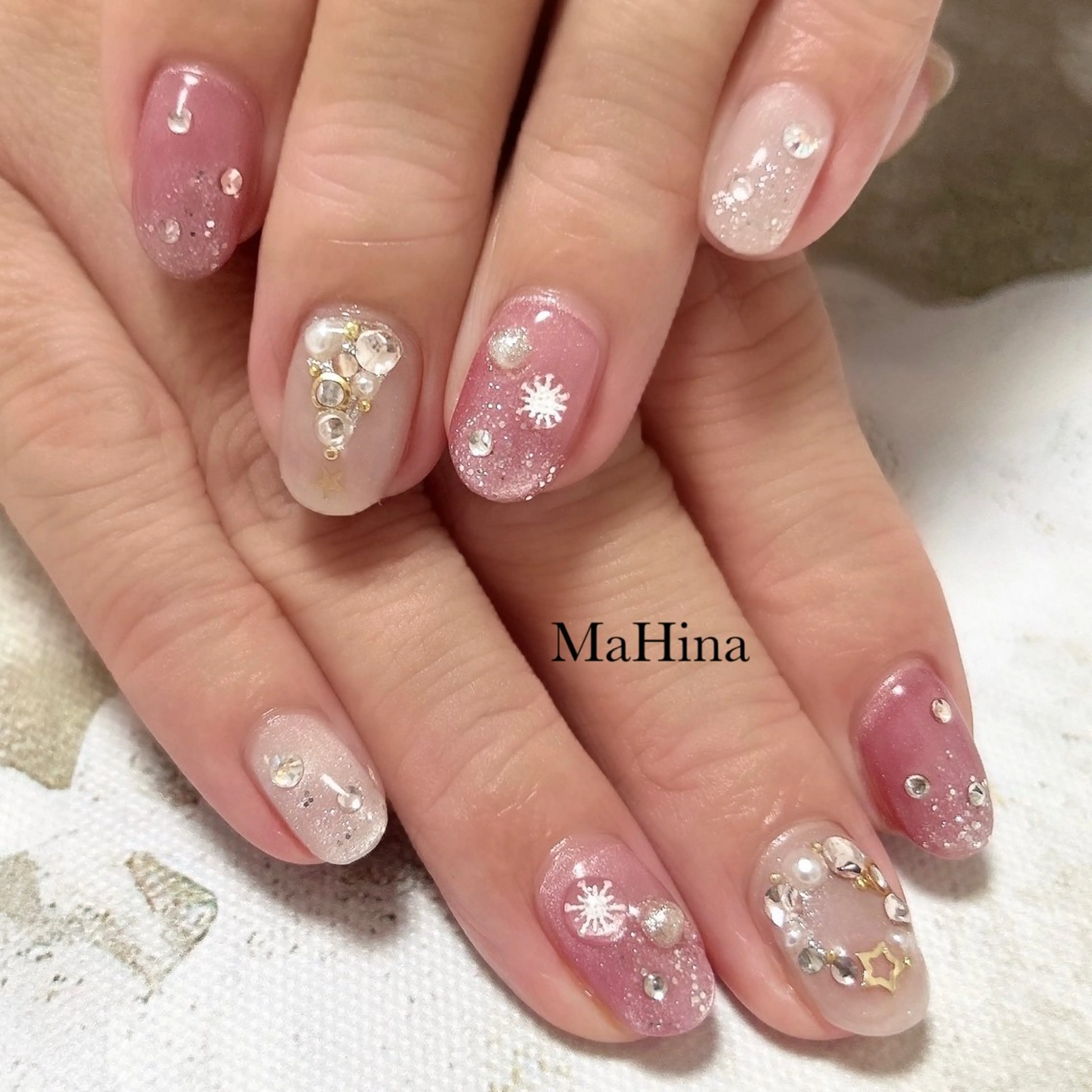 ネイル ジェルネイル キラキラネイル マグネットネイル 冬ネイル クリスマス MaHina🌙 salonのネイルデザイン
