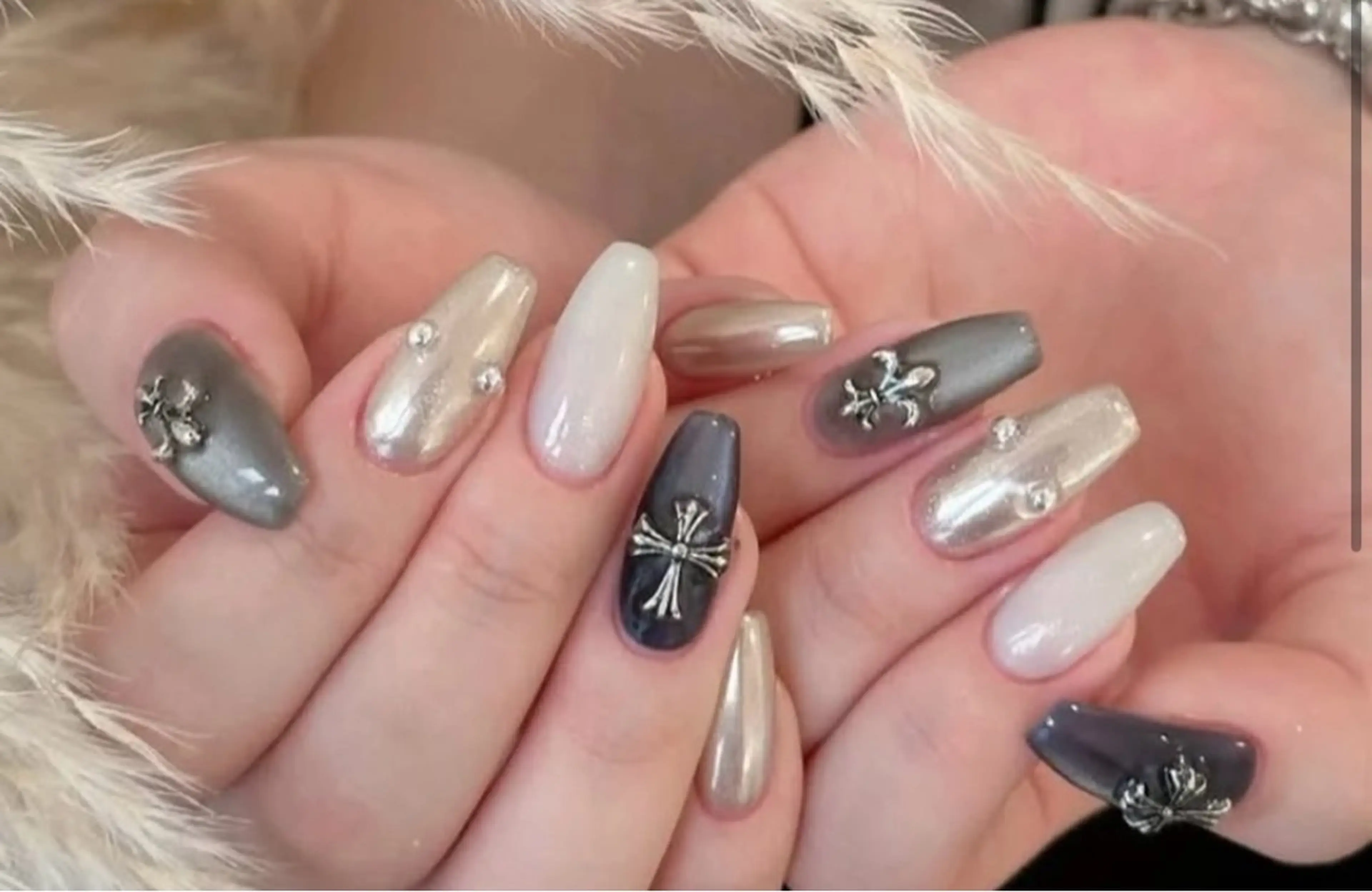 ネイル 成人式 フレンチネイル ジェルネイル ガラスフレンチ キラキラネイル ハンドネイル Queeens nailのネイルデザイン