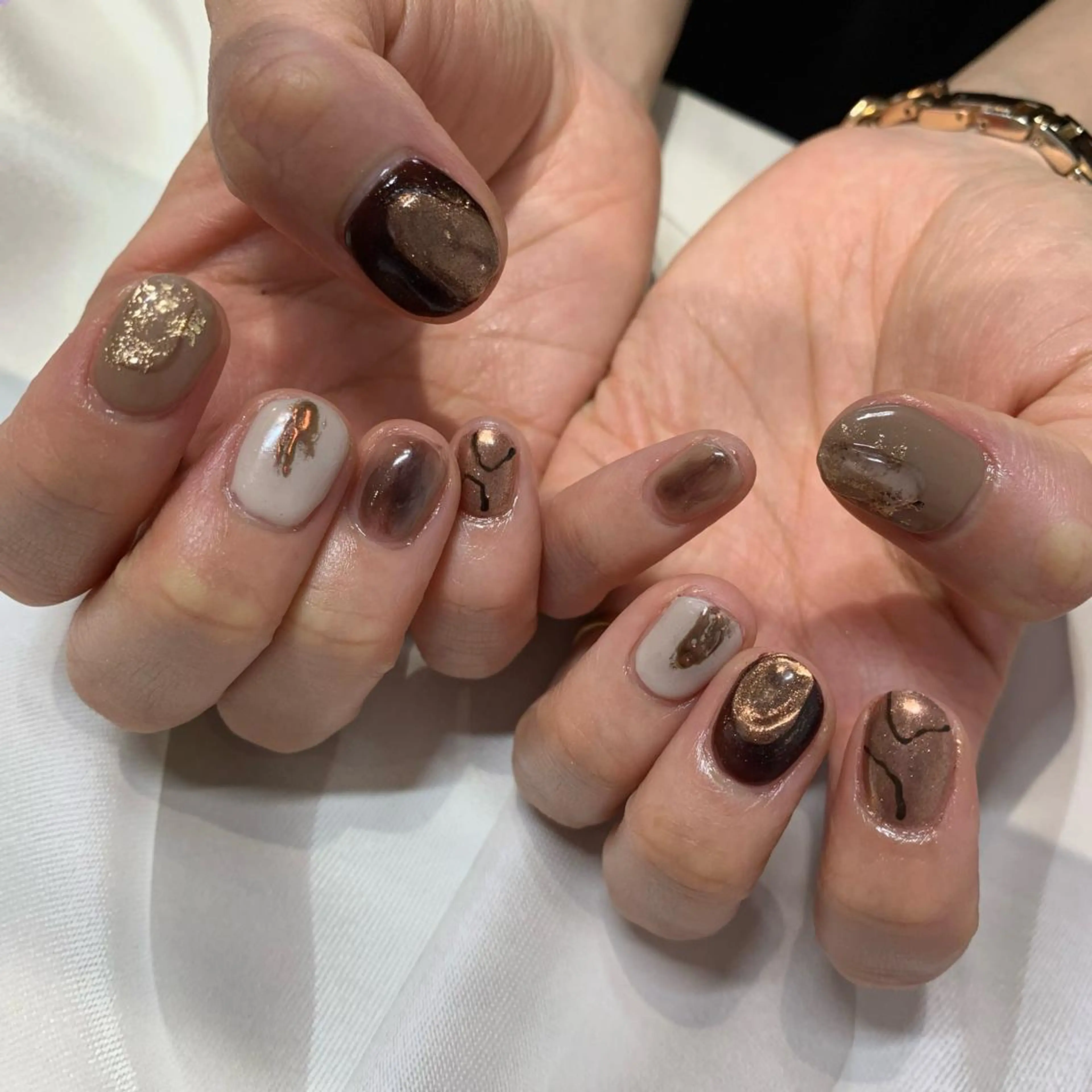 ネイル ブラウン マキノ ユイのネイルデザイン