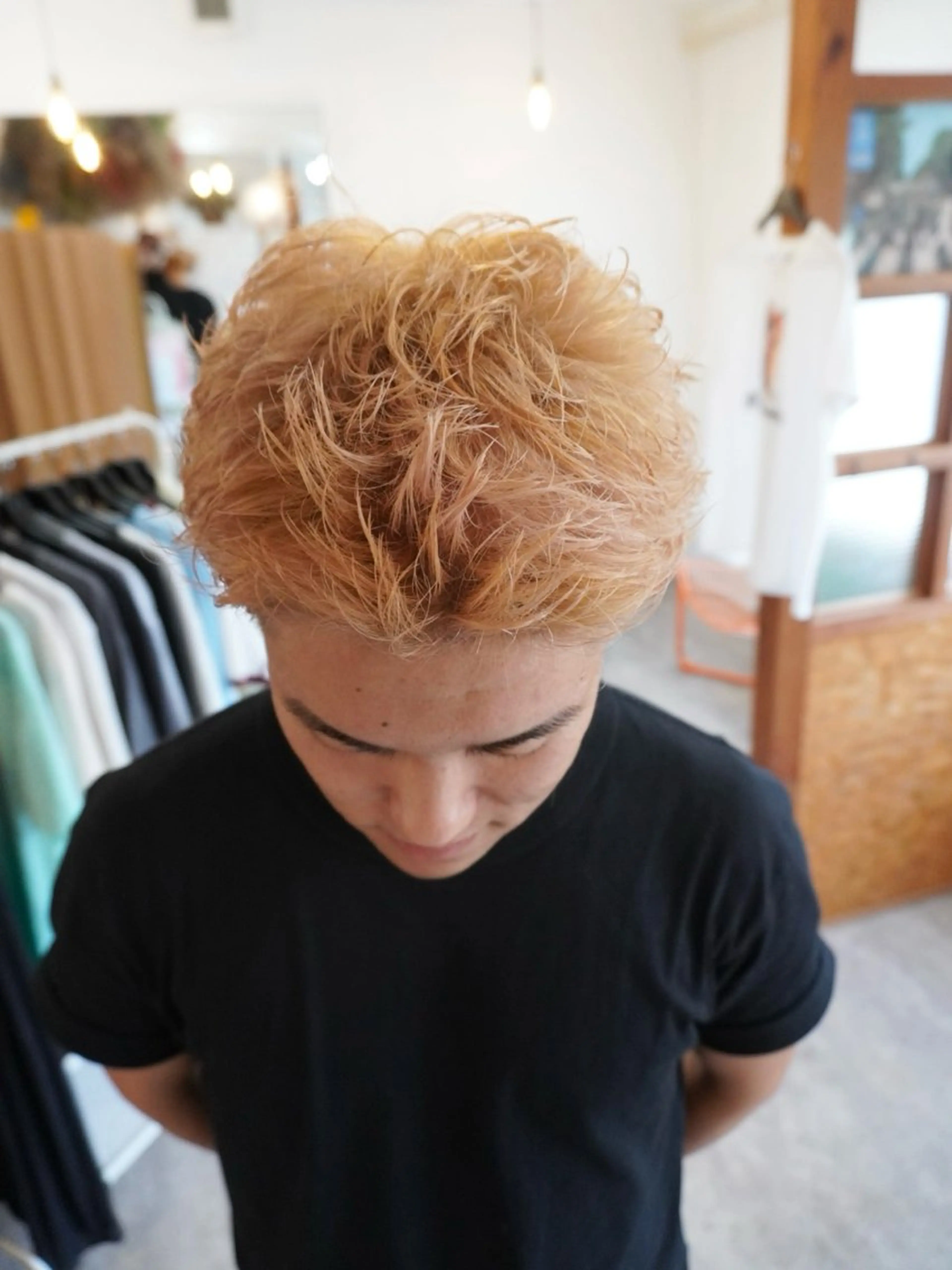 ショート カラー メンズ メンズブリーチ メンズハイトーン 黒髪 ブリーチ ハイトーンカラー ヘアカラー December 伊勢崎のヘアスタイル