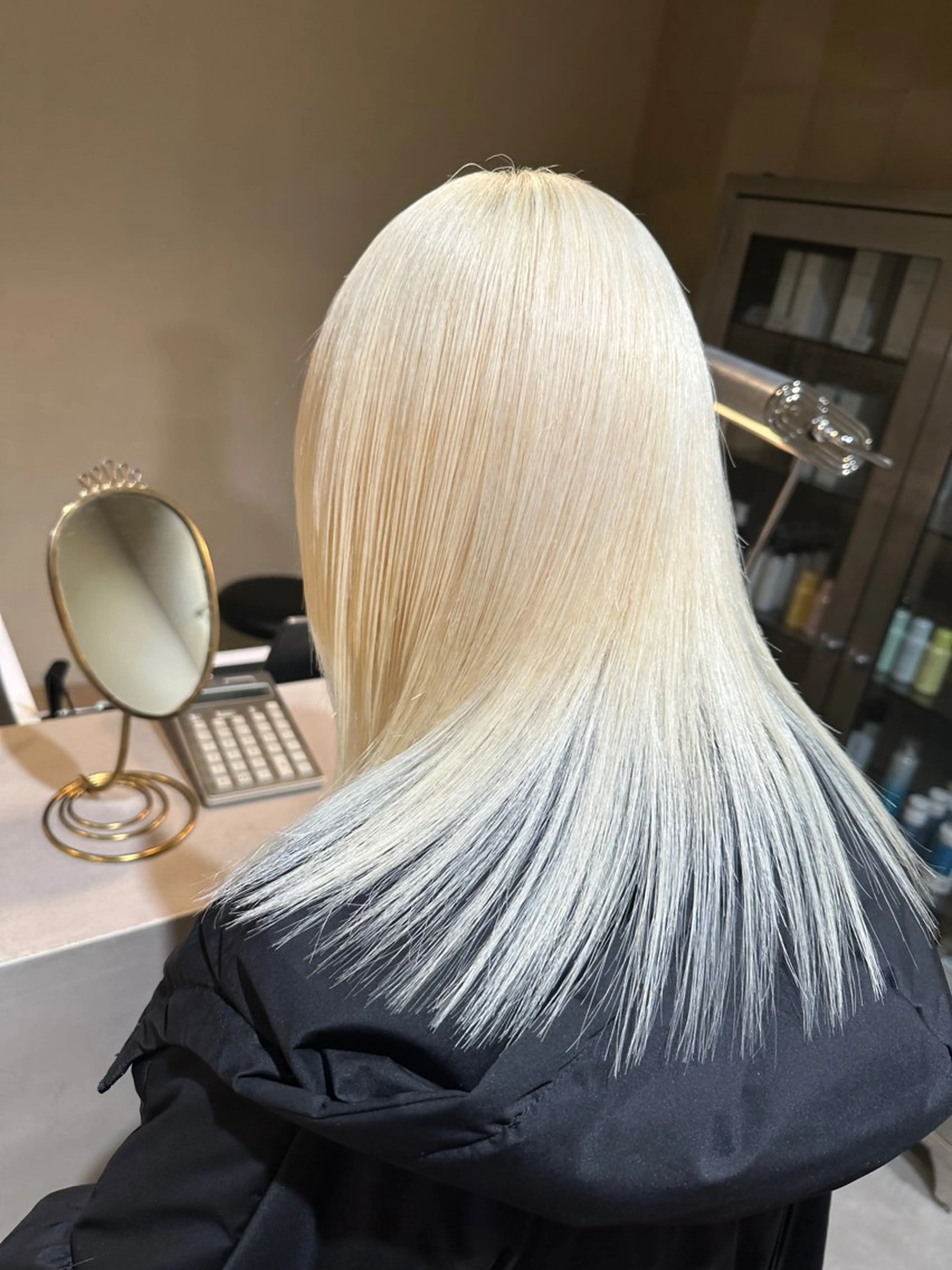 ミディアム カラー 抜きっぱなしブロンド ブロンド ホワイトブロンド 梅田/ベージュカラー /ブリーチカラーのヘアスタイル