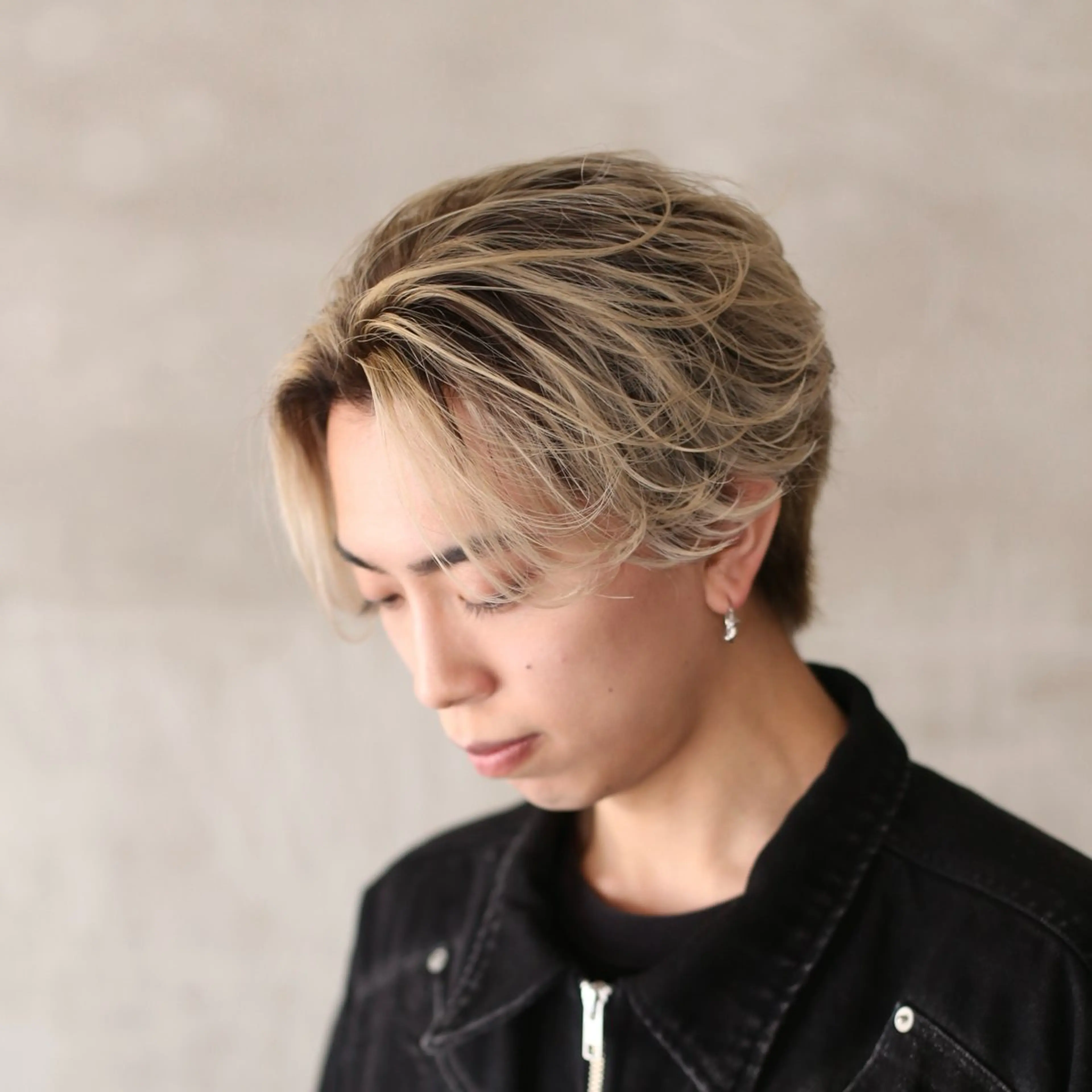 ミディアム カラー メンズ メンズバレイヤージュ センターパート メンズハイトーン バレイヤージュ ハイトーンカラー noway セナのヘアスタイル