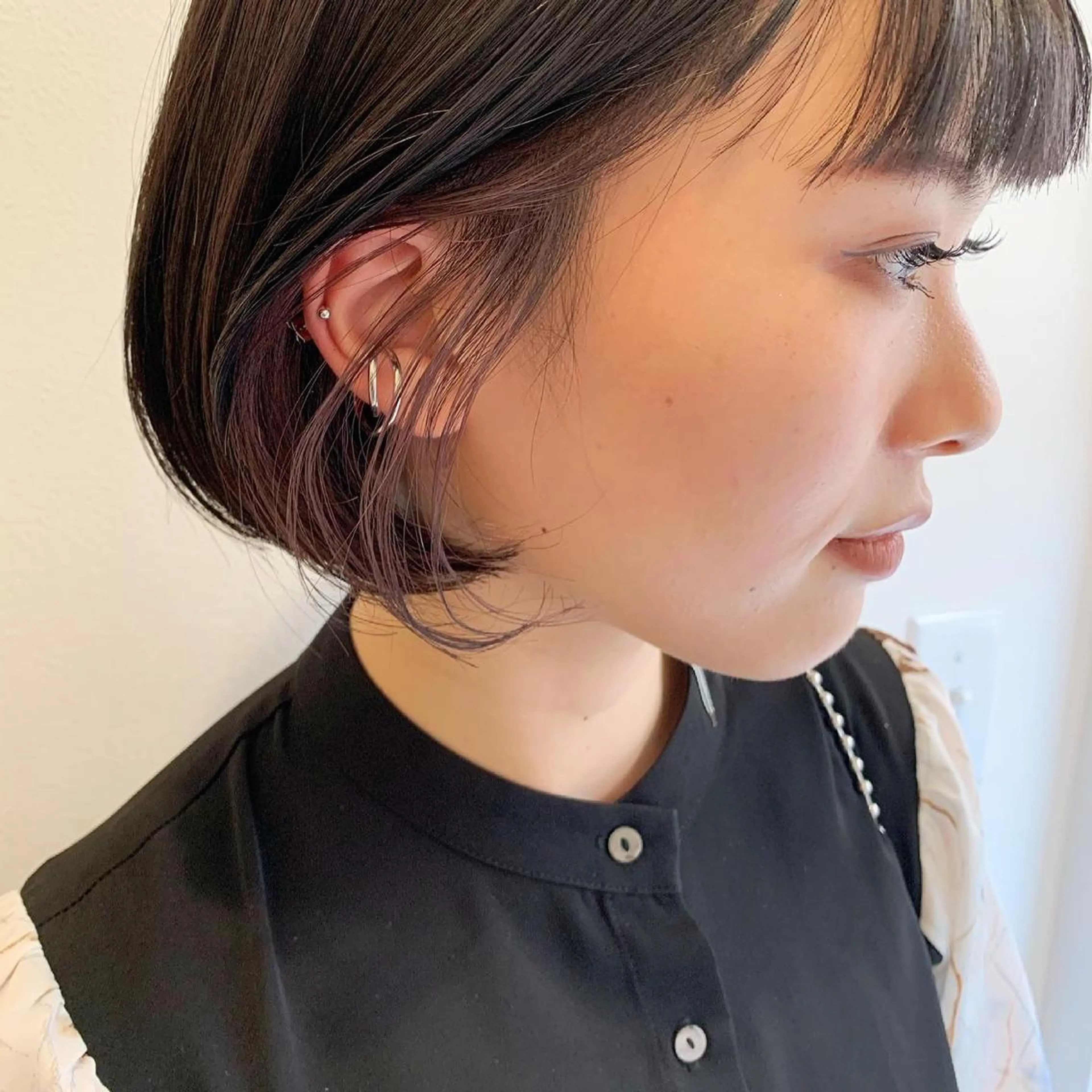 カラー ダブルカラー イヤリングカラー インナーカラー ラベンダーカラー MARU パーマ/レイヤーのヘアスタイル