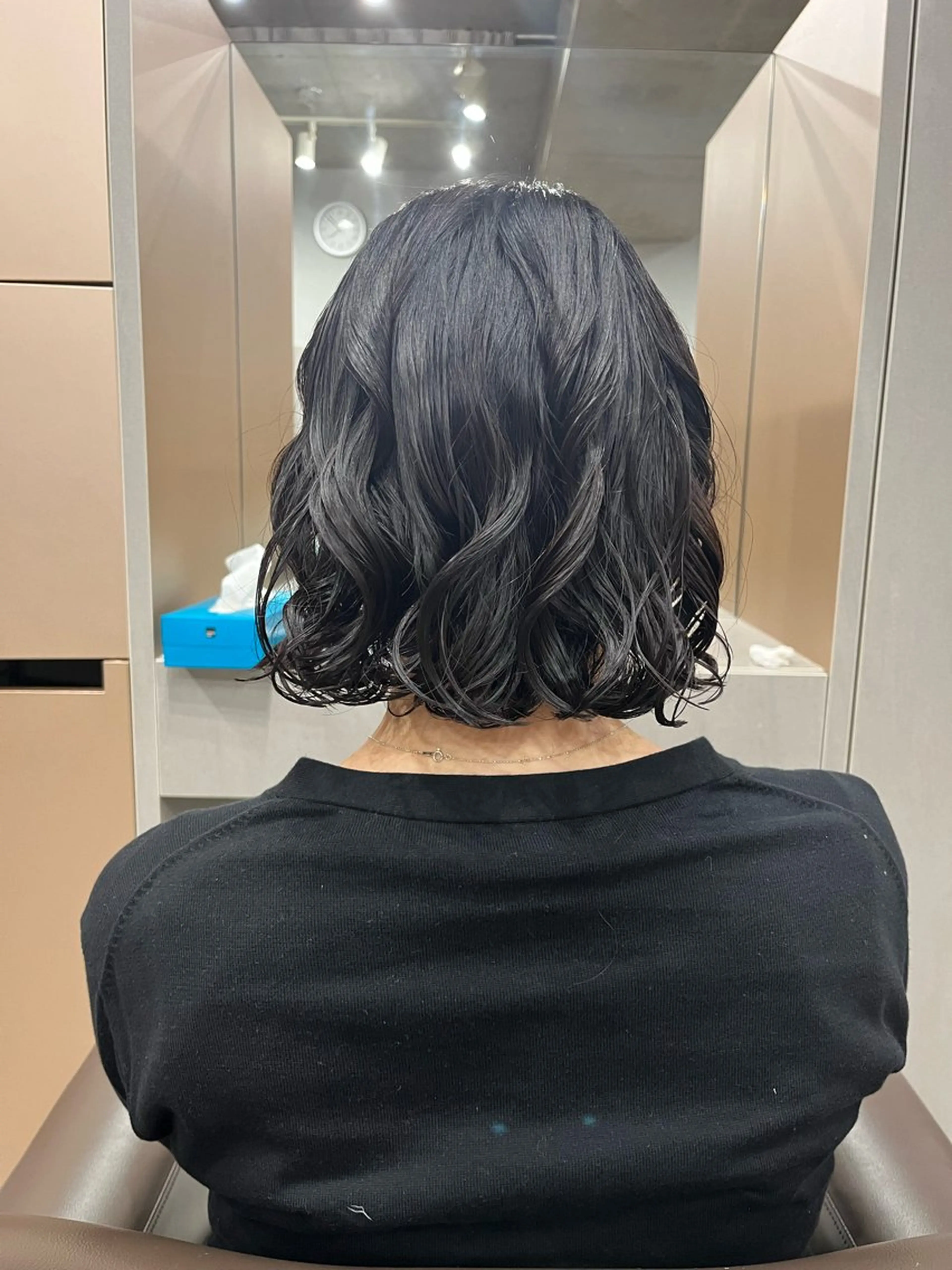 ショート パーマ 曲がる縮毛矯正 センターパートのヘアスタイル