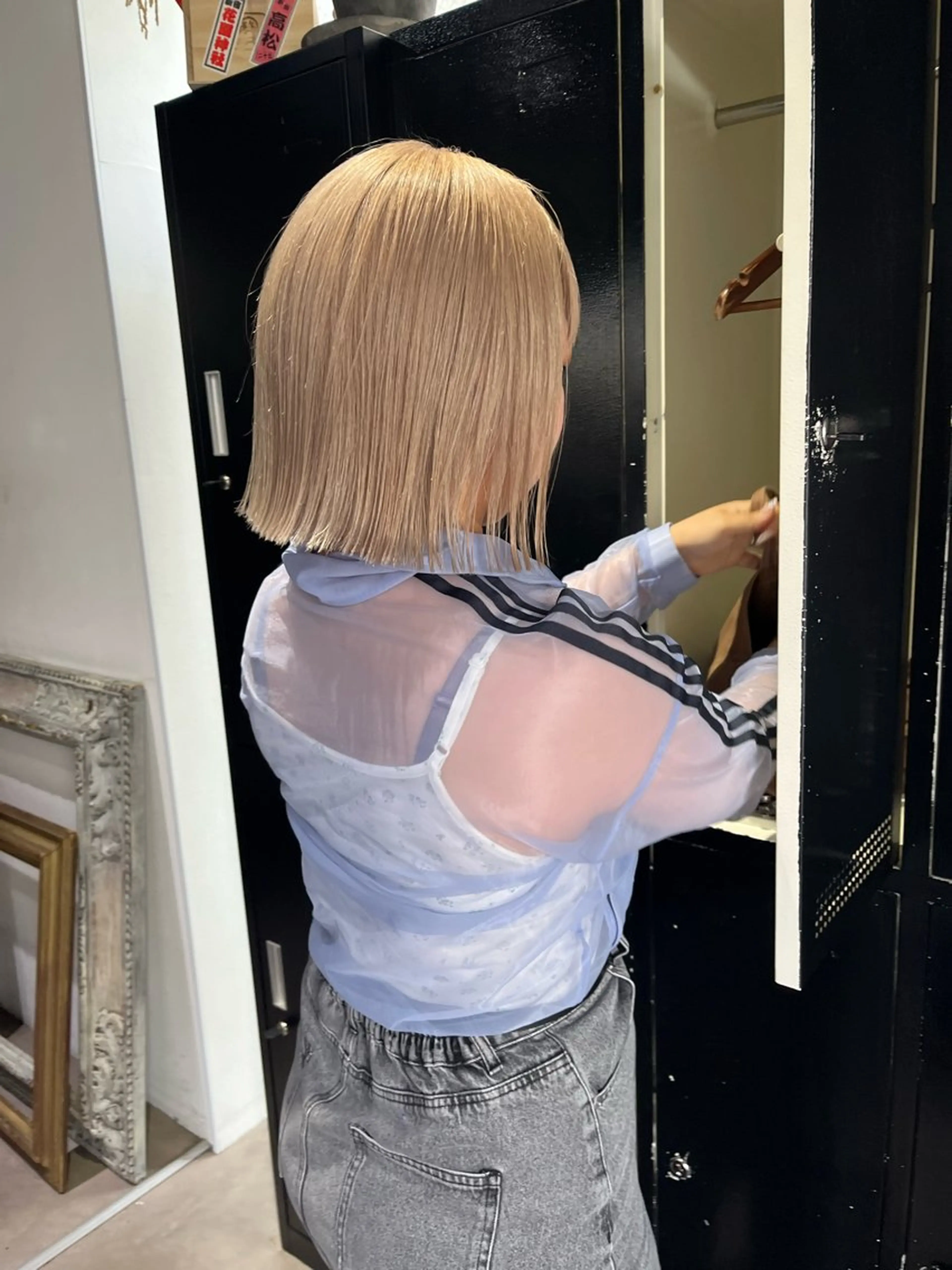 ショート カラー 切りっぱなしボブ ベージュカラー ブリーチ ケアブリーチ ハイトーンカラー カット ヘアカラー トリートメント ミルクティーベージュ ブリーチ　店長　清水のヘアスタイル