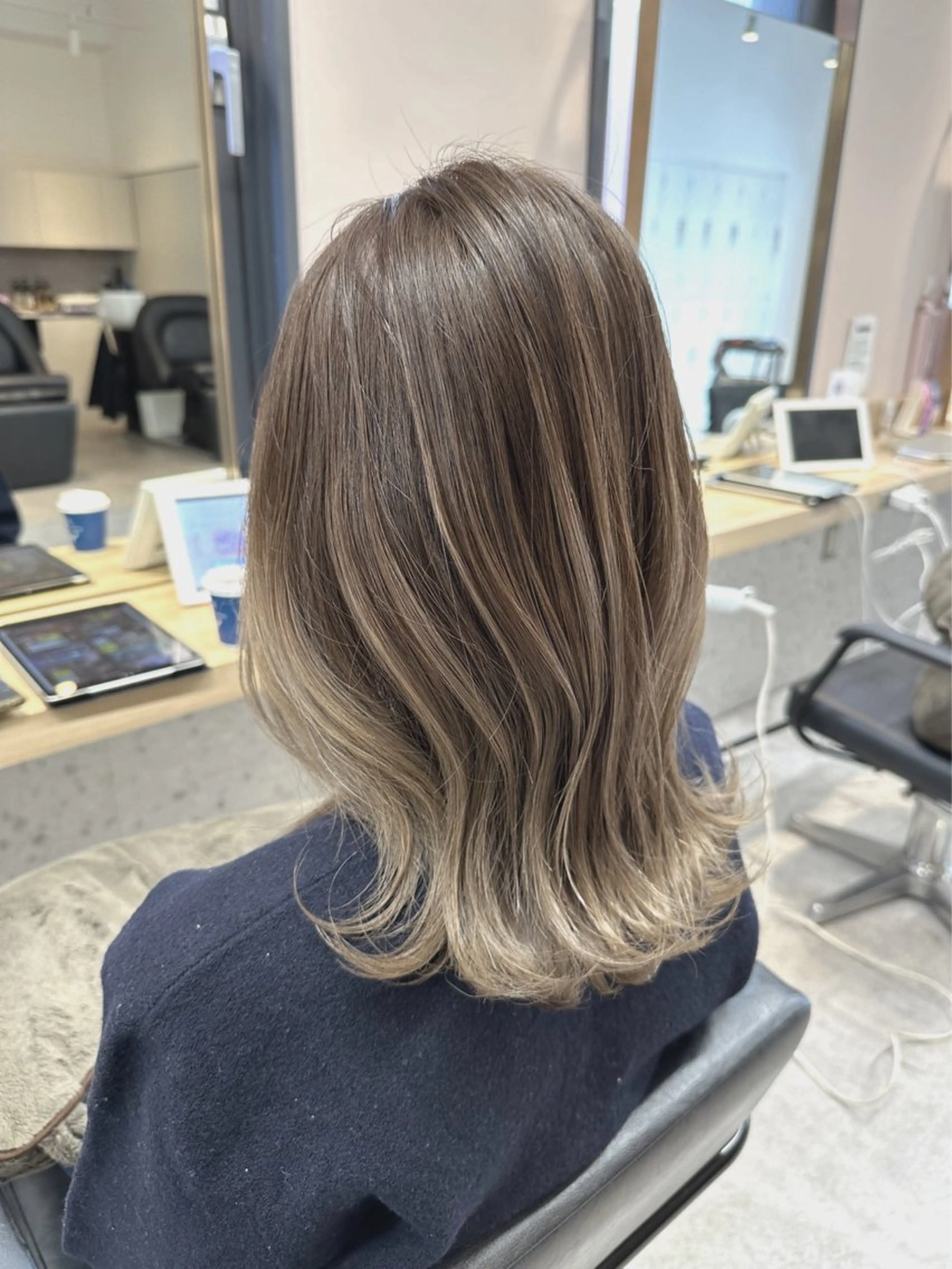 ミディアム 韓国風ヘア 透明感カラー🩵 レイヤーカット/韓国のヘアスタイル