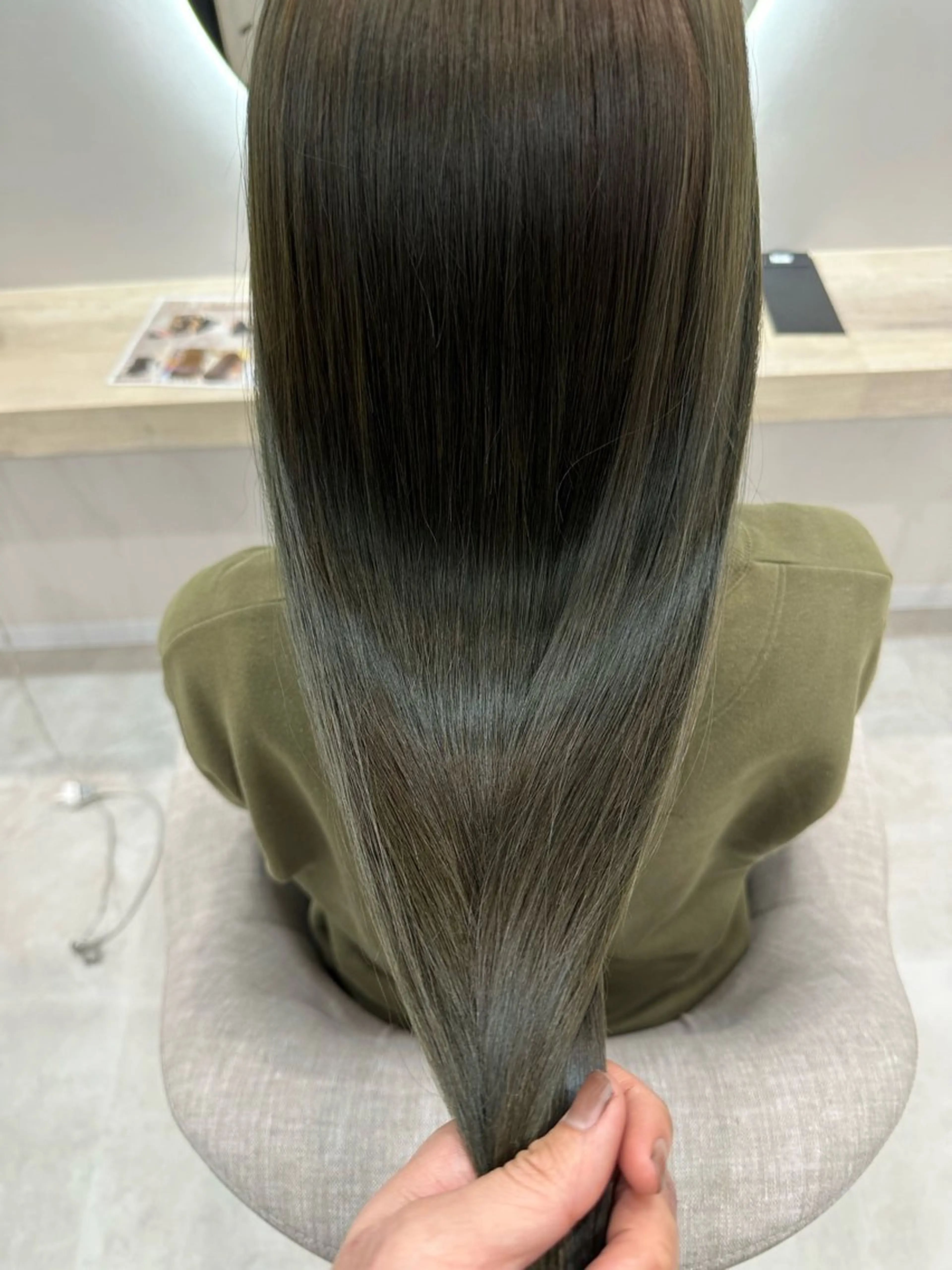 ロング カラー グレージュ オリーブグレージュ オリーブグレー 透明感カラー/韓国風 /髪質改善/ゴトウのヘアスタイル