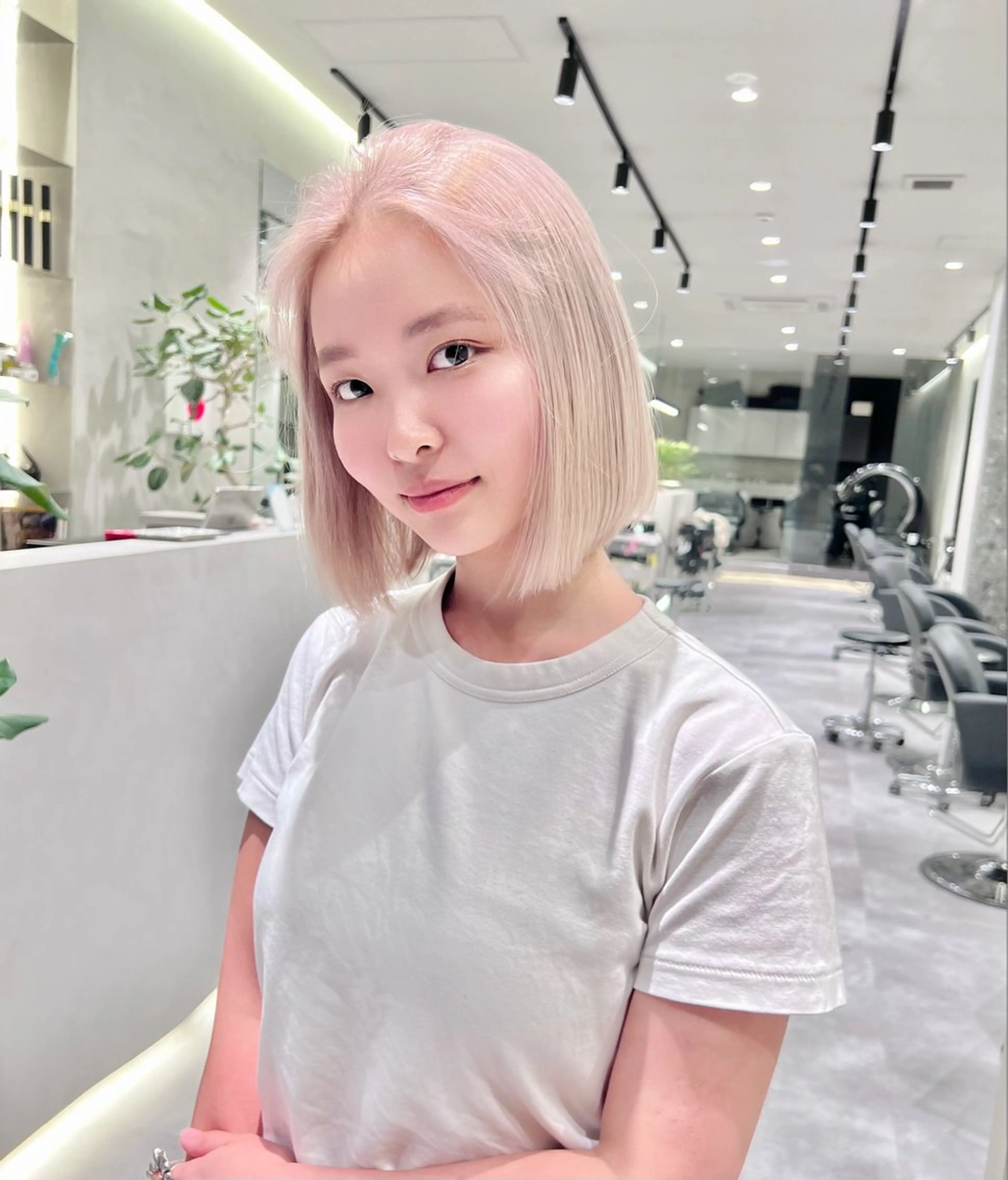 ショート ハイトーン/レイヤー カット岩田健斗/新宿のヘアスタイル