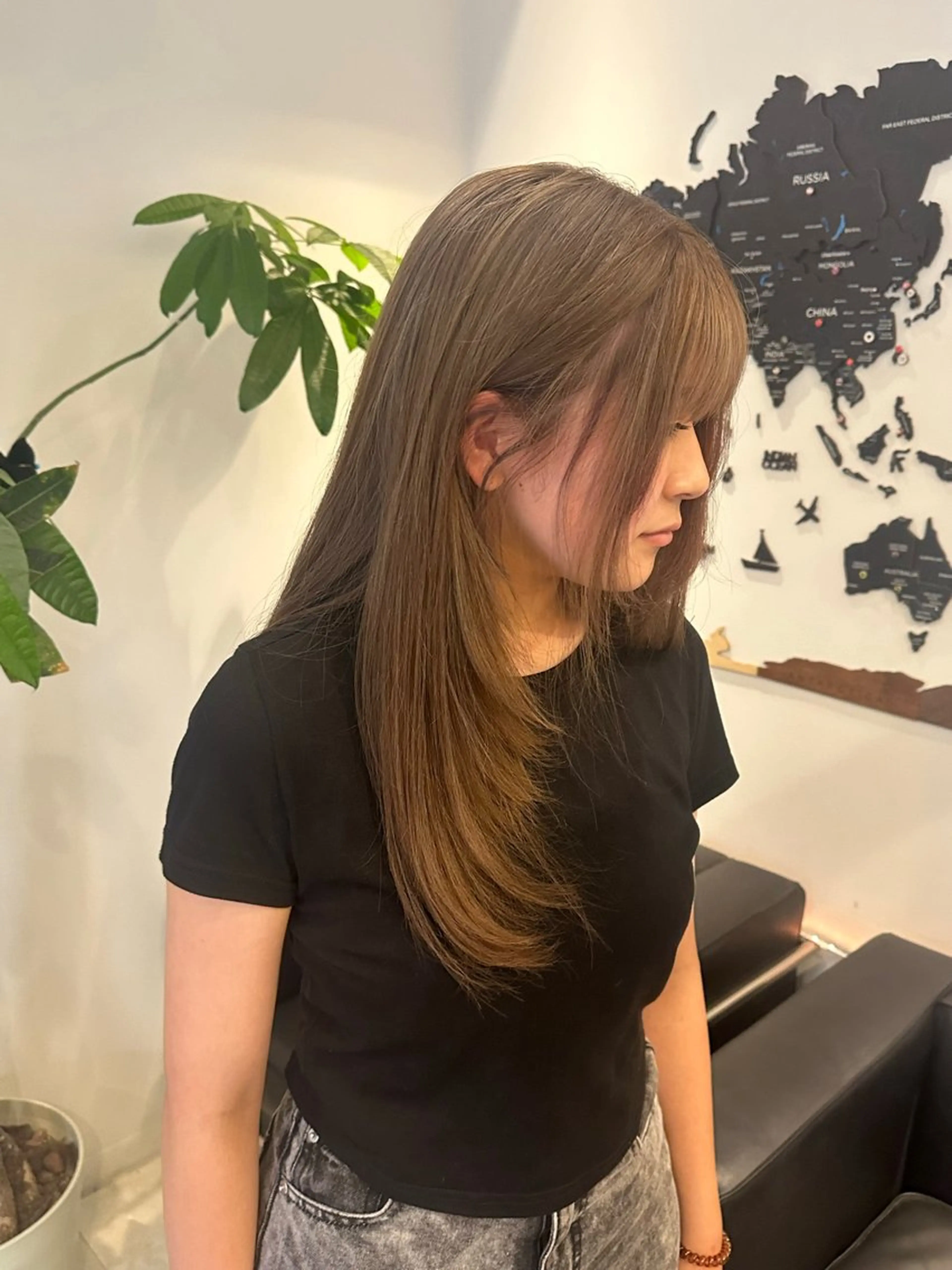 ロング カラー ブリーチ レイヤーカット カットパーマ3000 円/水曜日モデルのヘアスタイル