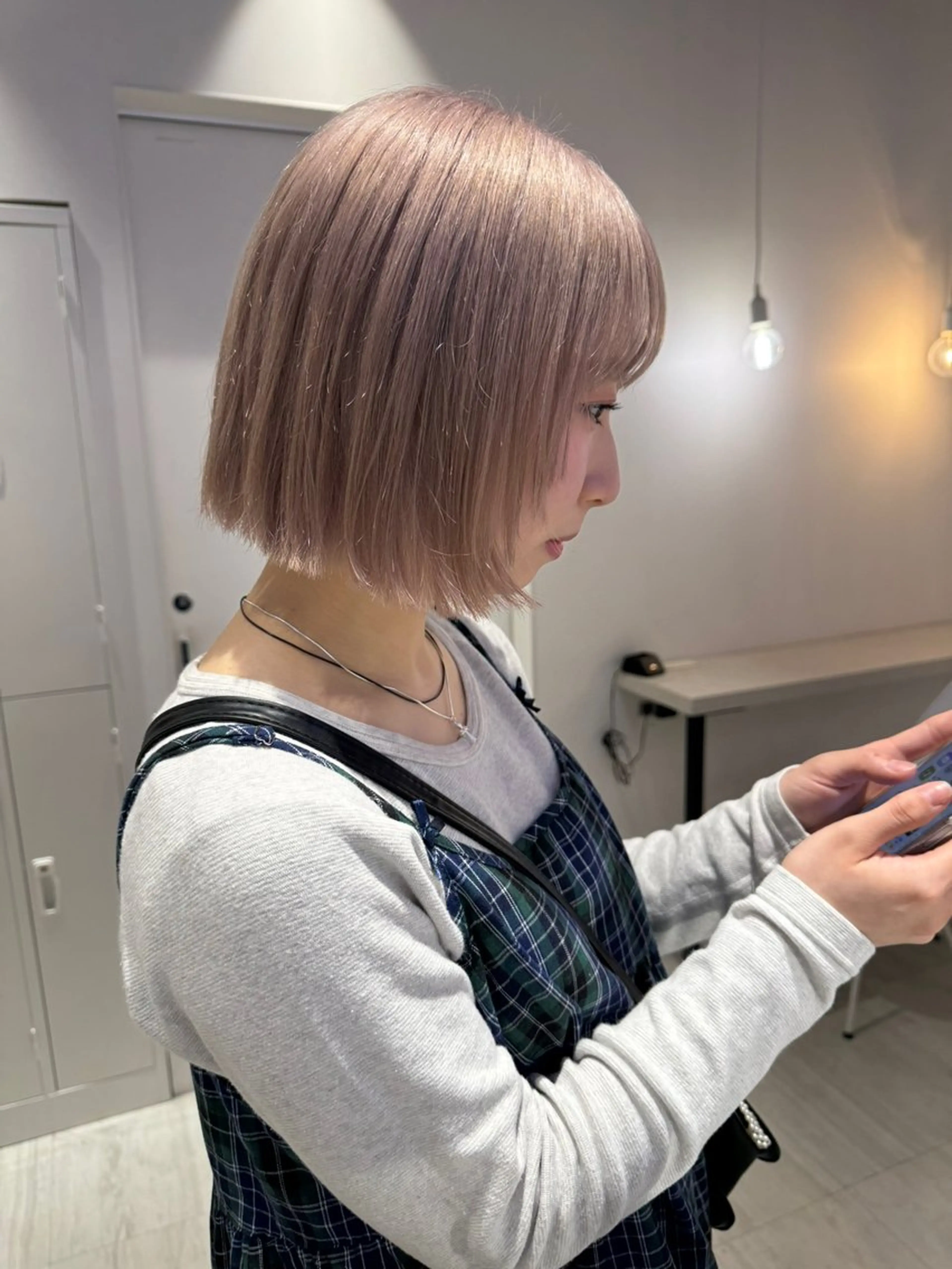 ショート カラー ベージュカラー ブリーチ ブロンド ブロンドベージュ ピンクカラー ヘアカラー トリートメント Ami/艶カラー/ レイヤー/ハイトーンのヘアスタイル