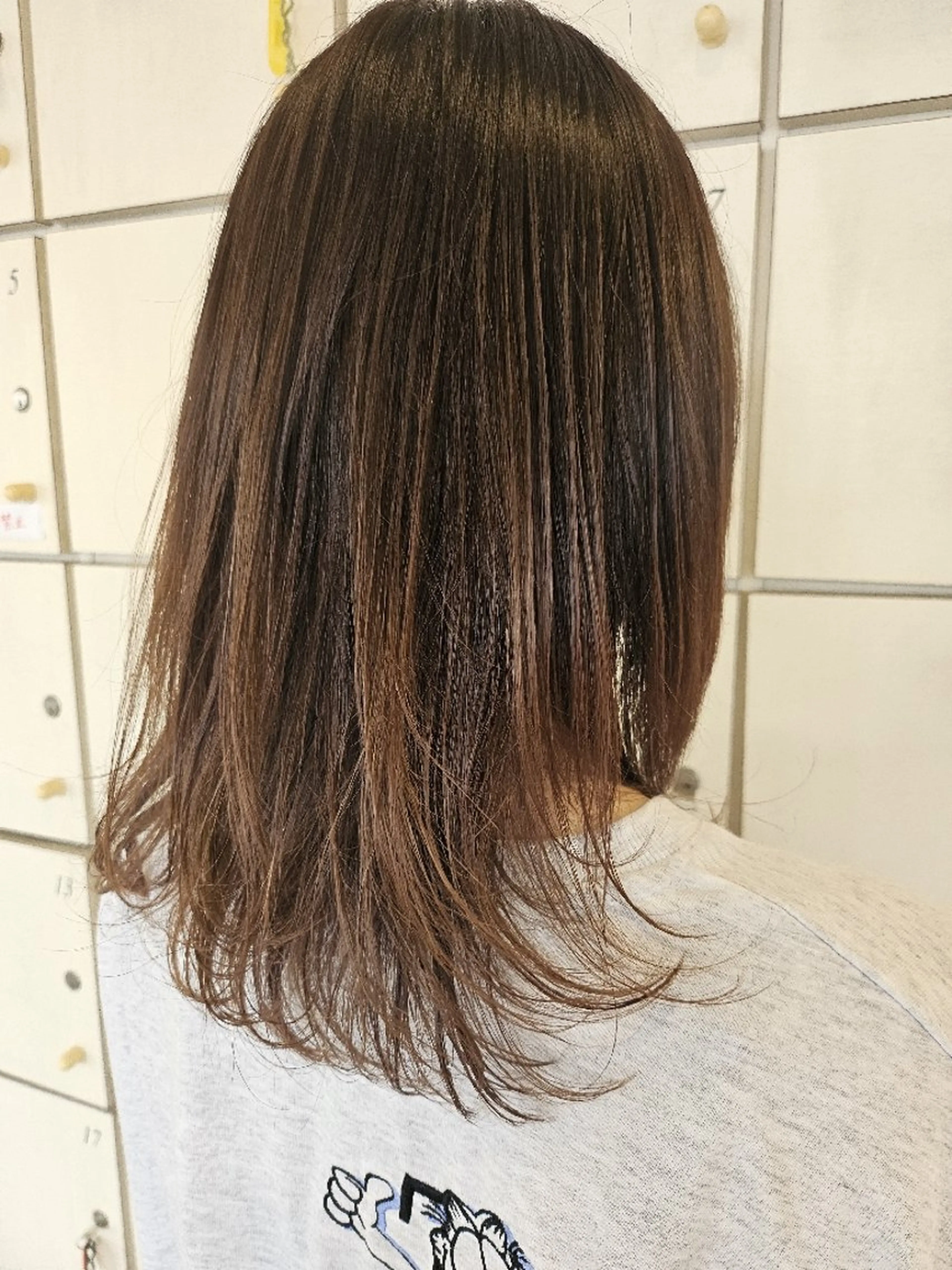ミディアム レイヤーカット カット 岡田 奈々のヘアスタイル