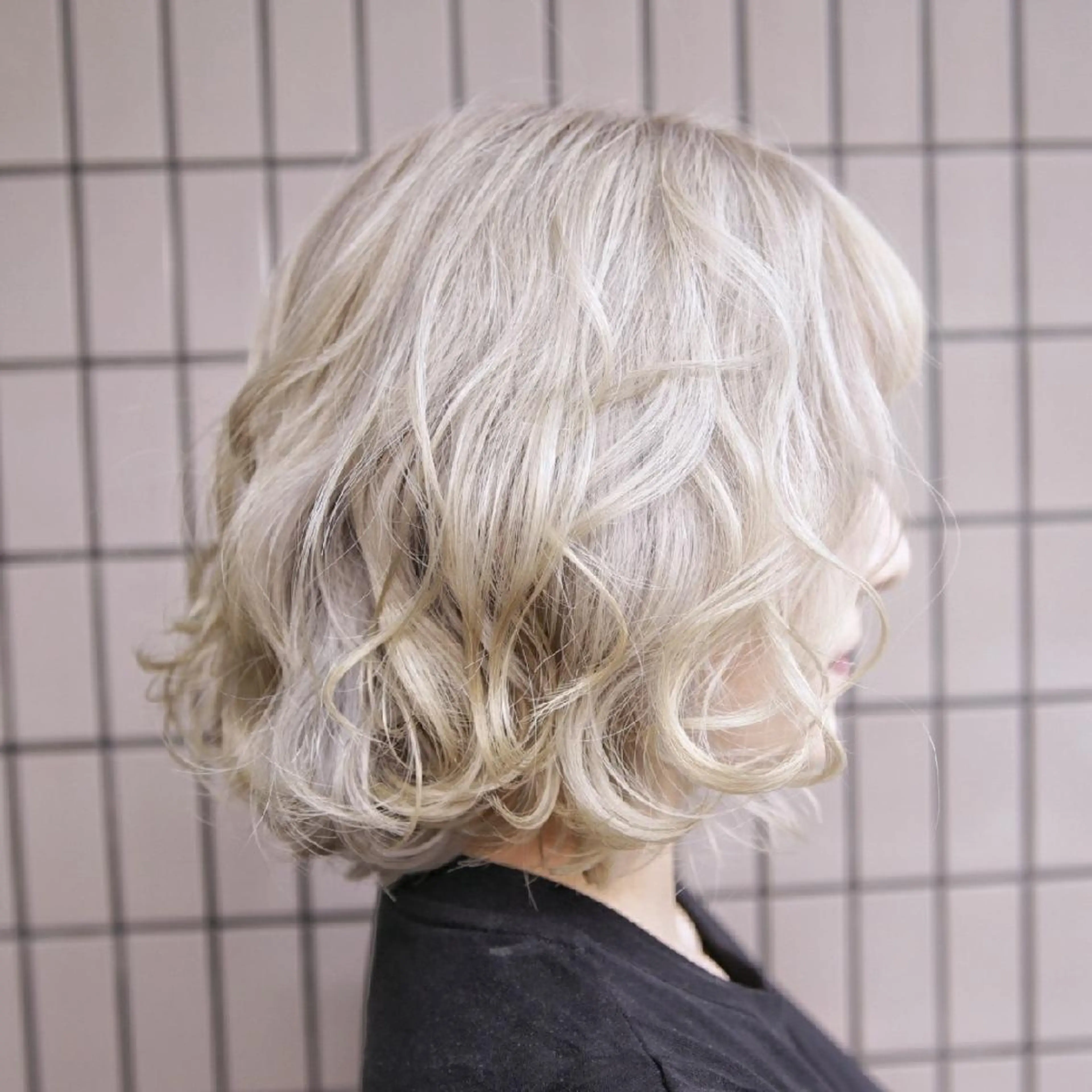 ミディアム 艶髪✨ハイトーン ✨ホワイト✨北宗一郎のヘアスタイル