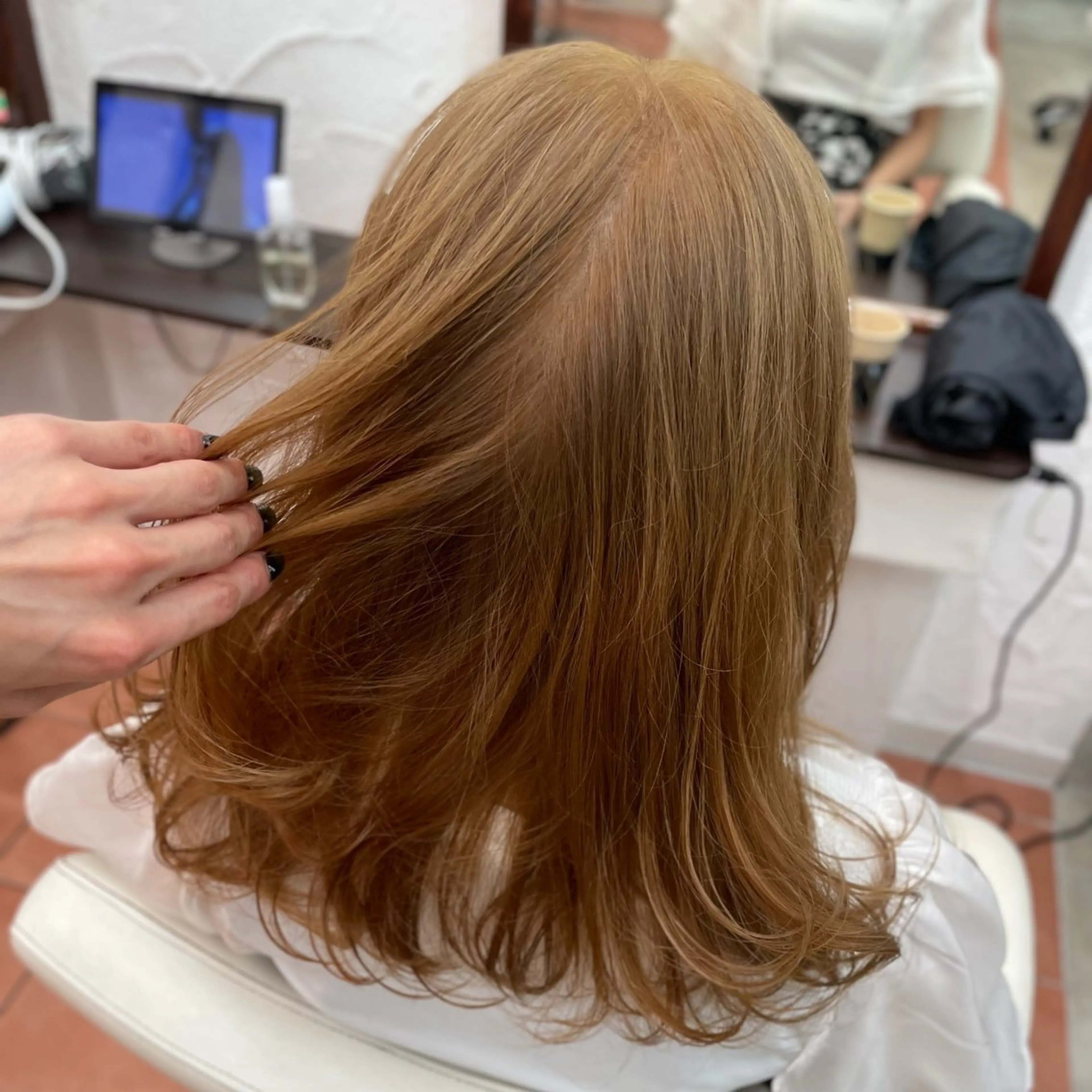 ミディアム カラー ベージュカラー ミルクティーベージュ ヘアカラー ⭐️韓国ブリーチ 顔周りカット⭐️のヘアスタイル