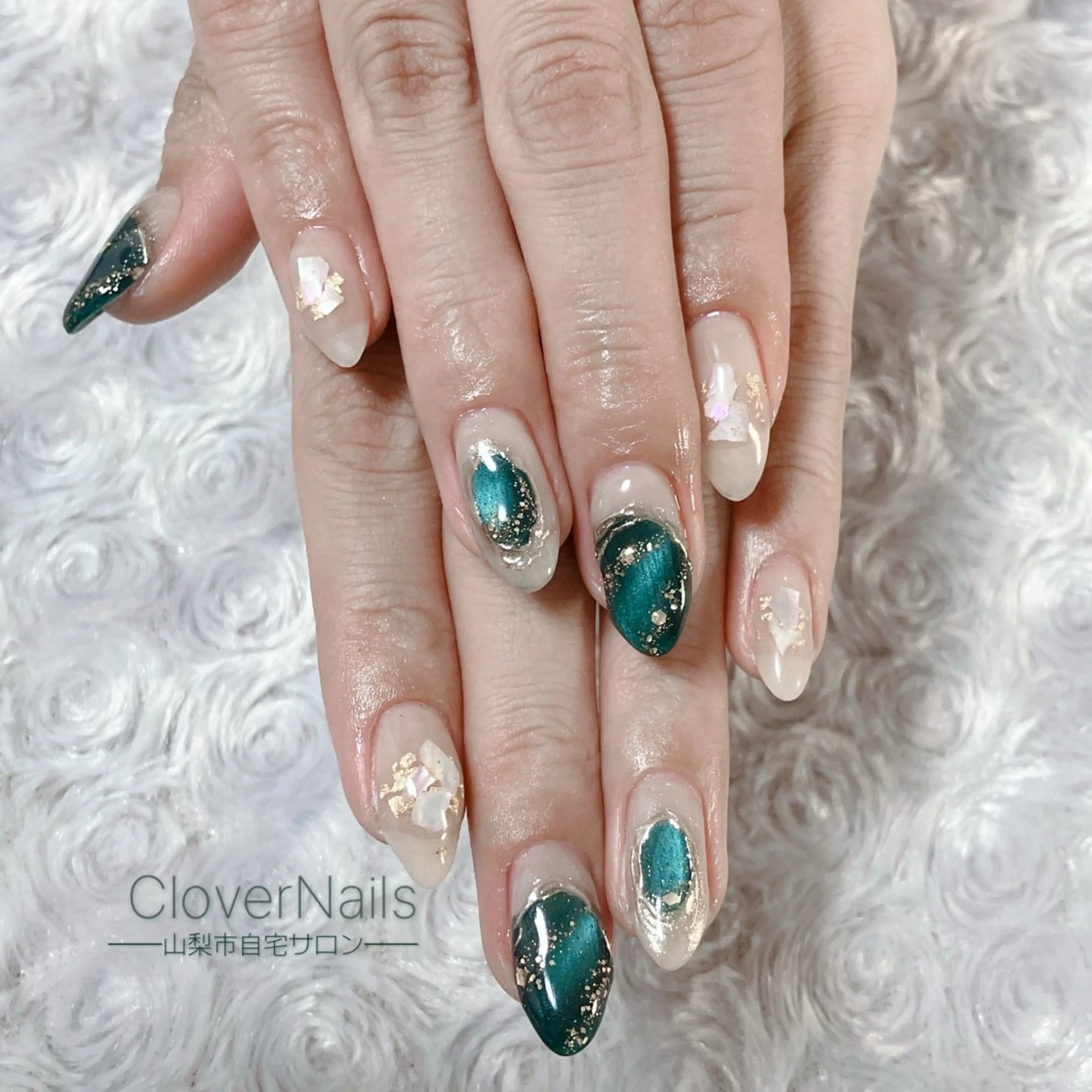 ネイル ゴールド ゴージャス グリーン ラメ(グリッター) マグネットネイル ハンドネイル 自宅ネイルサロン クロバーネイルのネイルデザイン