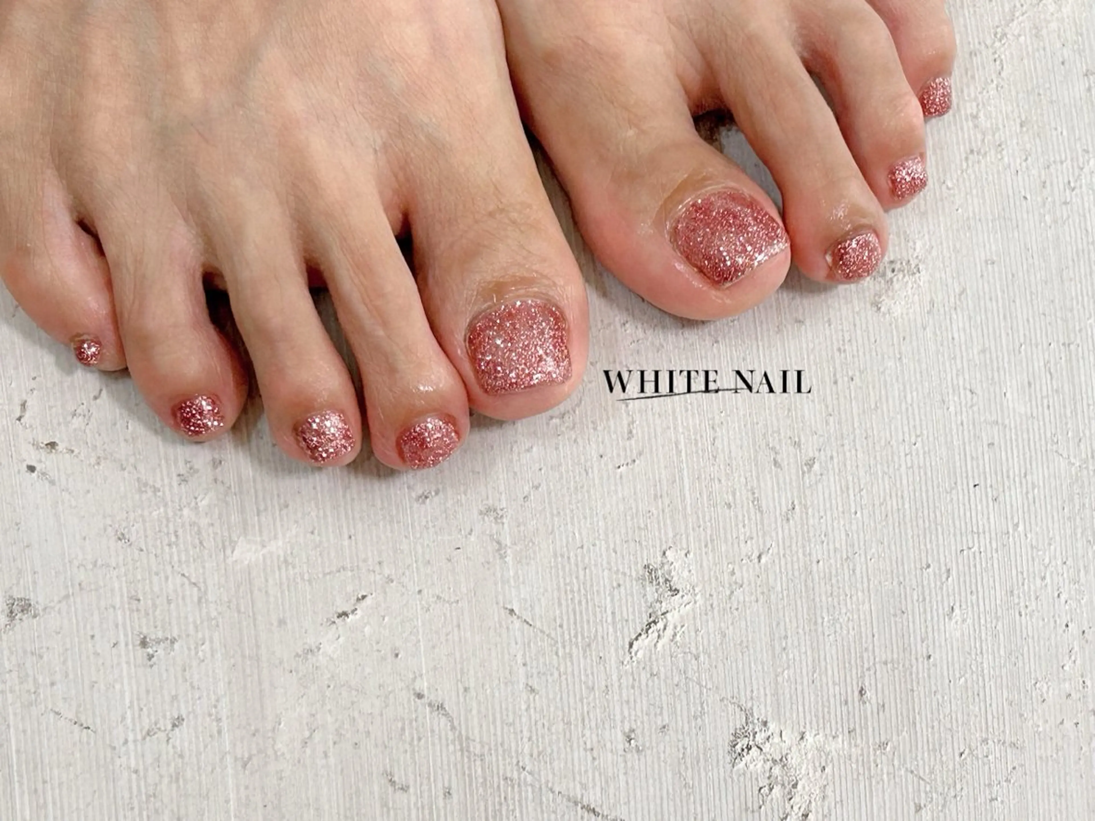 ネイル ラメ(グリッター) ワンカラーネイル フットネイル WHITE NAIL ホワイトネイルのネイルデザイン