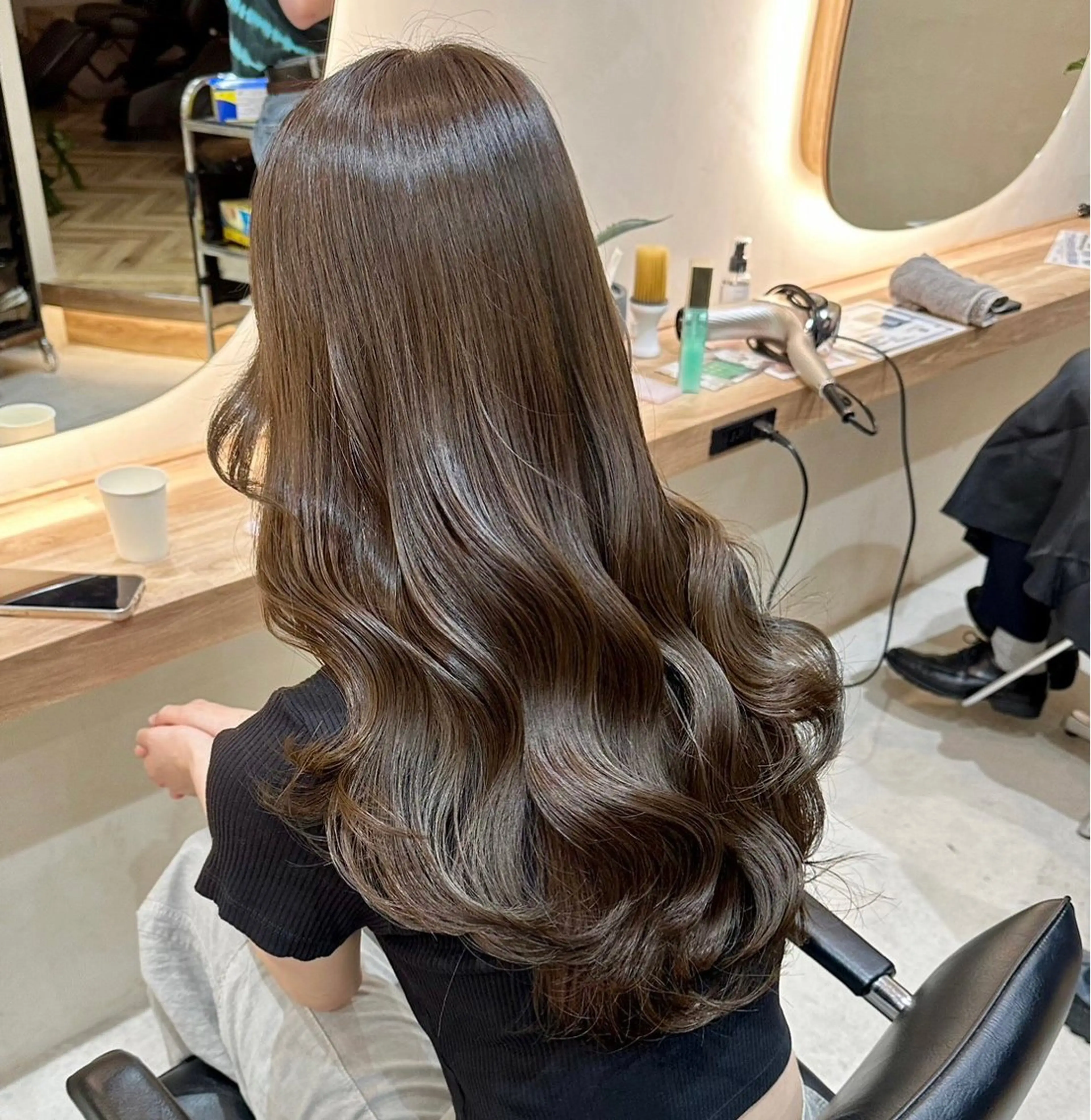 ロング カラー グレージュ Hug👩🏼‍🦱 ハイトーンボブのヘアスタイル