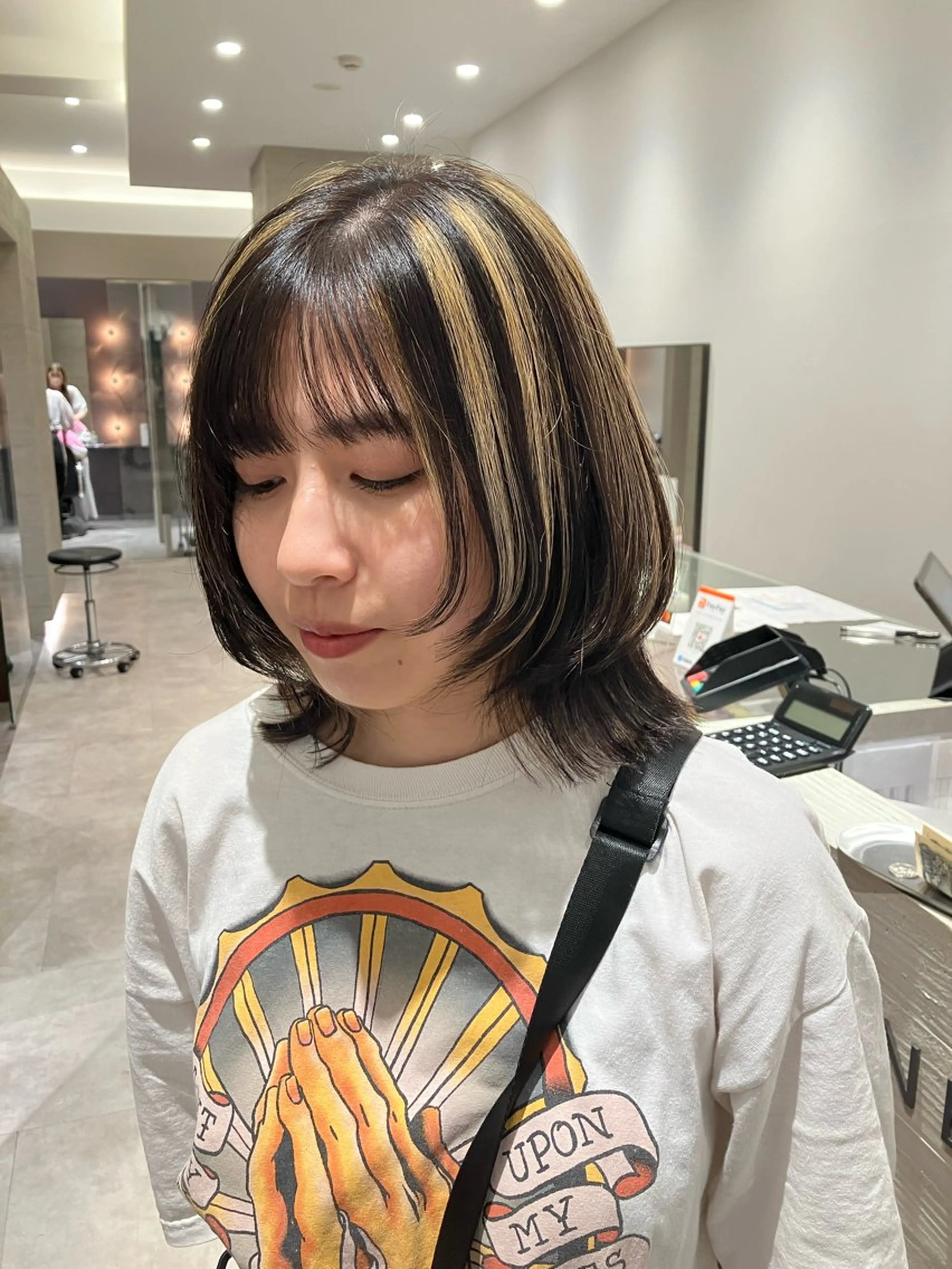 ミディアム カラー デザインカラー ハイライトカラー ハイライト レイヤーカット サキ🤍ハイトーン 🩰くびれ巻きヘアのヘアスタイル