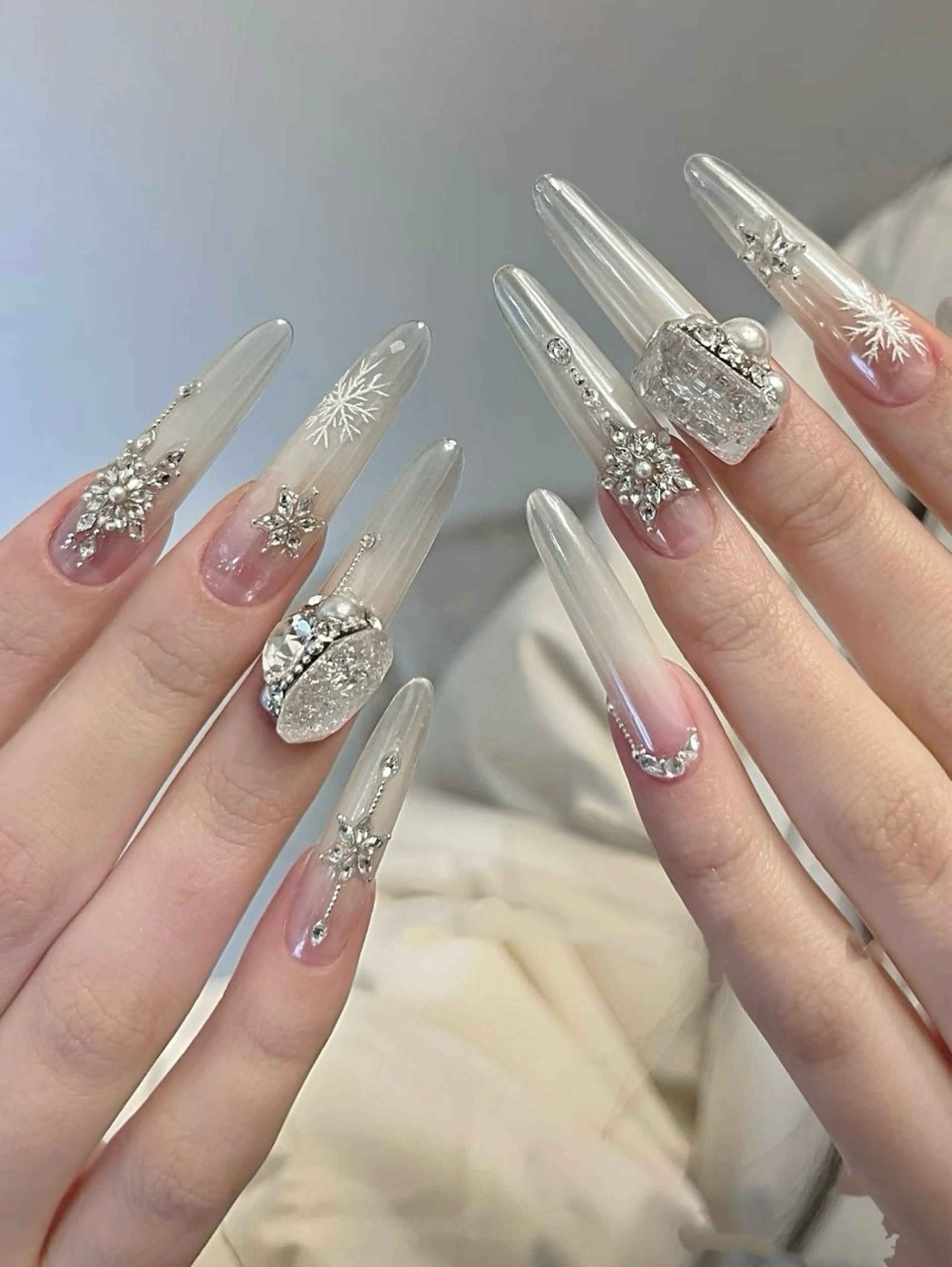 ネイル キラキラネイル ロングネイル ホワイト 冬ネイル ハンドネイル リセス 高田馬場のネイルデザイン