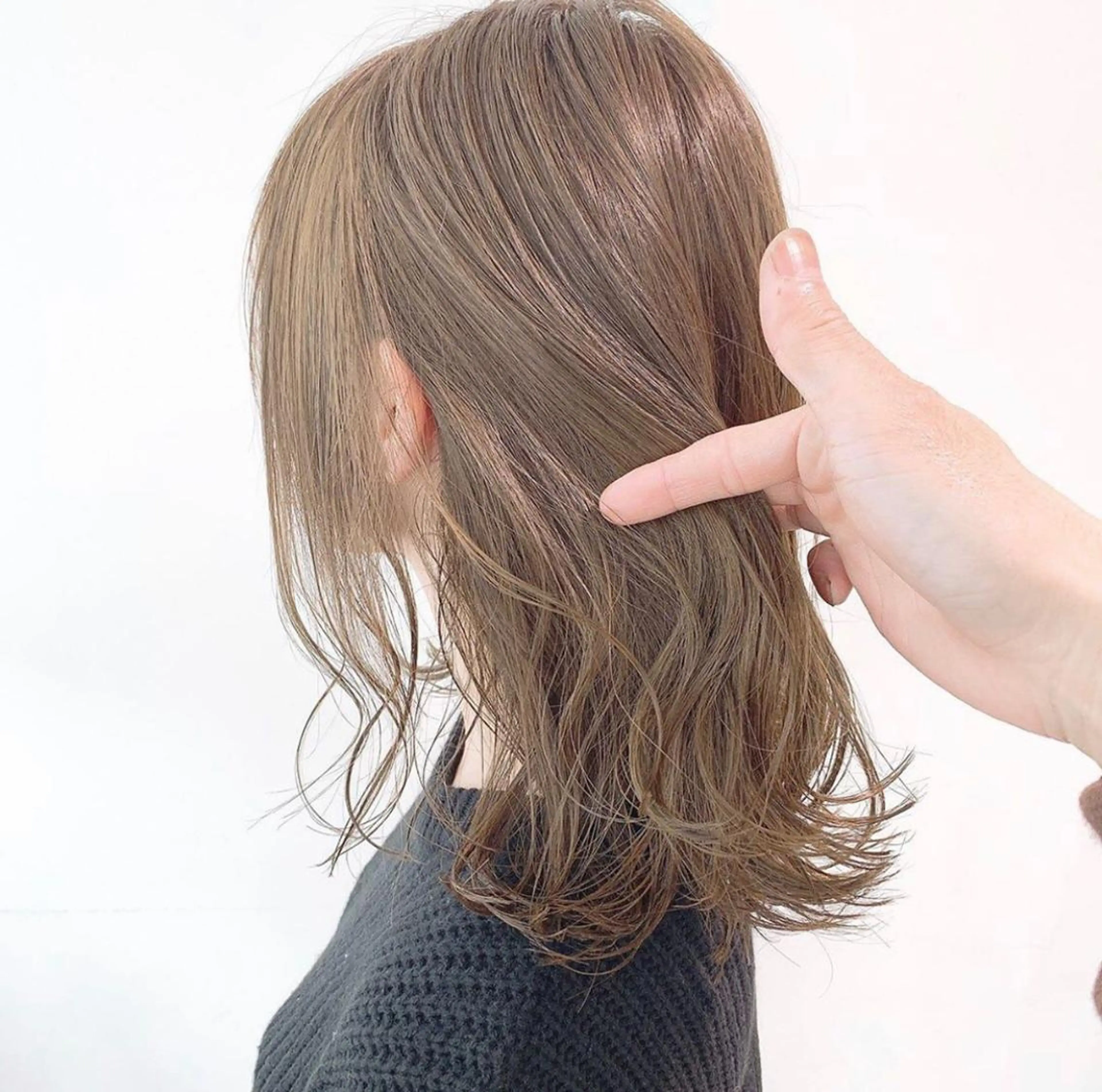 ミディアム カラー レイヤーカット 透明感カラーのヘアスタイル