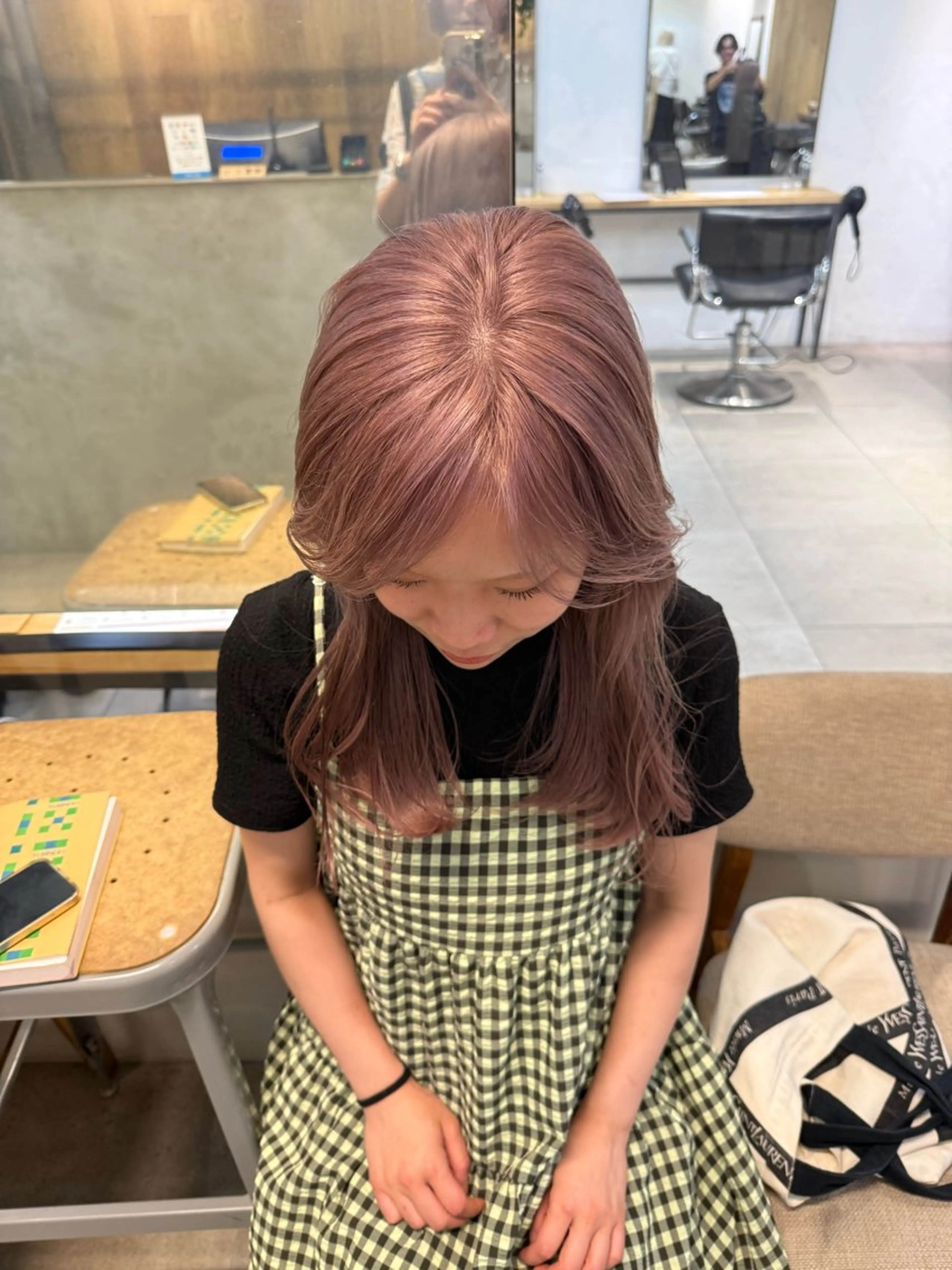 ロング カラー ミルクティー× グレージュMOMOのヘアスタイル