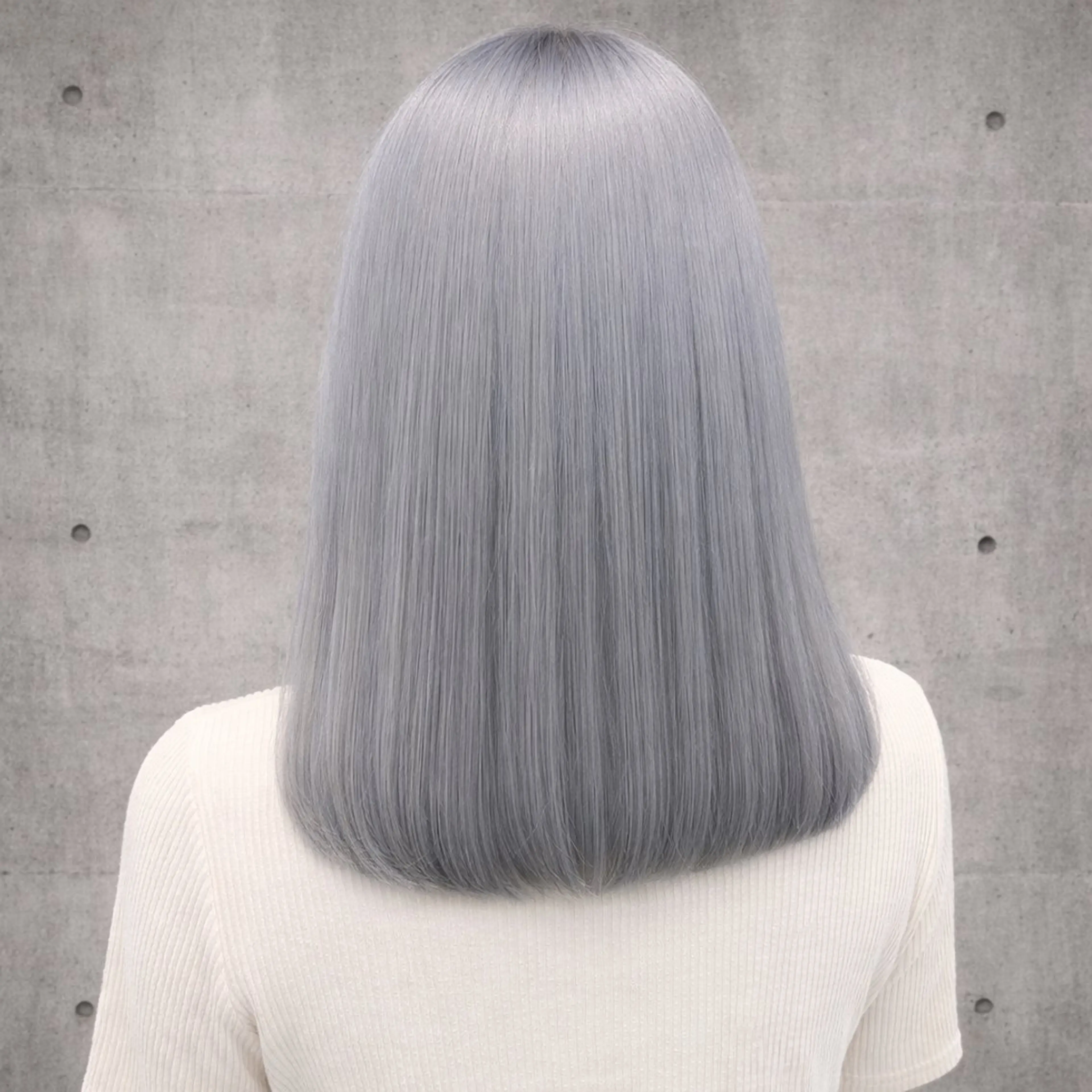 ミディアム カラー ブリーチ ブルーカラー ケアブリーチ ハイトーンカラー シルバー ✨ブリーチ支持No1 複雑履歴修正/舘岡のヘアスタイル